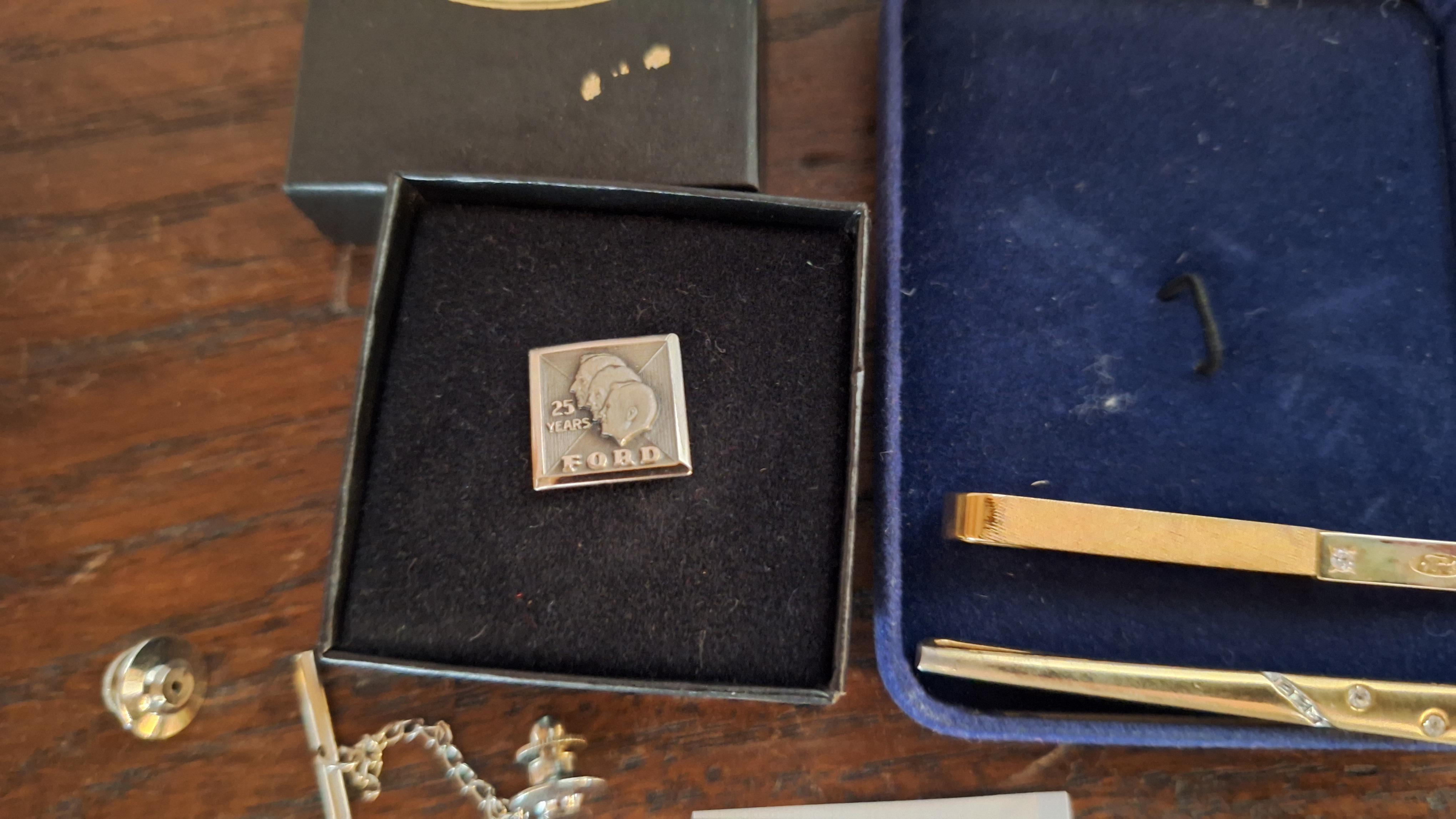 Set Ford accessoires met twee dasspelden en een jubileum reversspeld in originele doosjes – foto 2 – kavel bij Goeiendeal, Houthalen-Helchteren