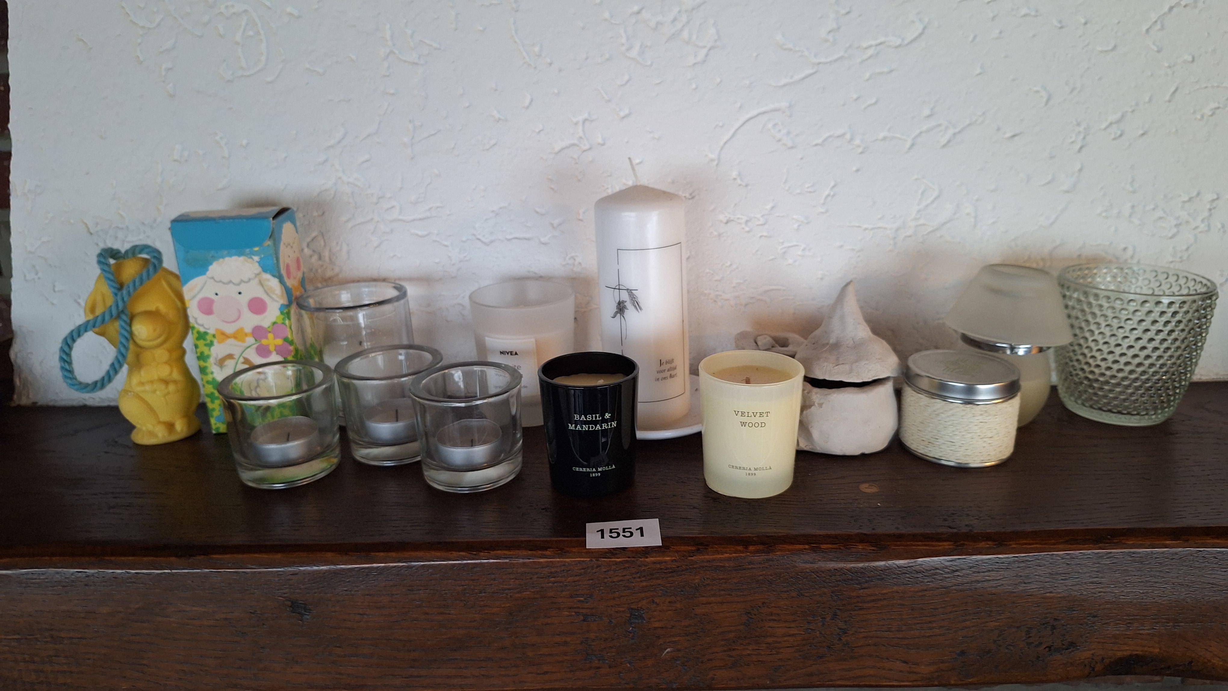 Set van 13 decoratie-artikelen waaronder theelichthouders en geurkaarsen van Cereria Mollá – kavel bij Goeiendeal, Houthalen-Helchteren