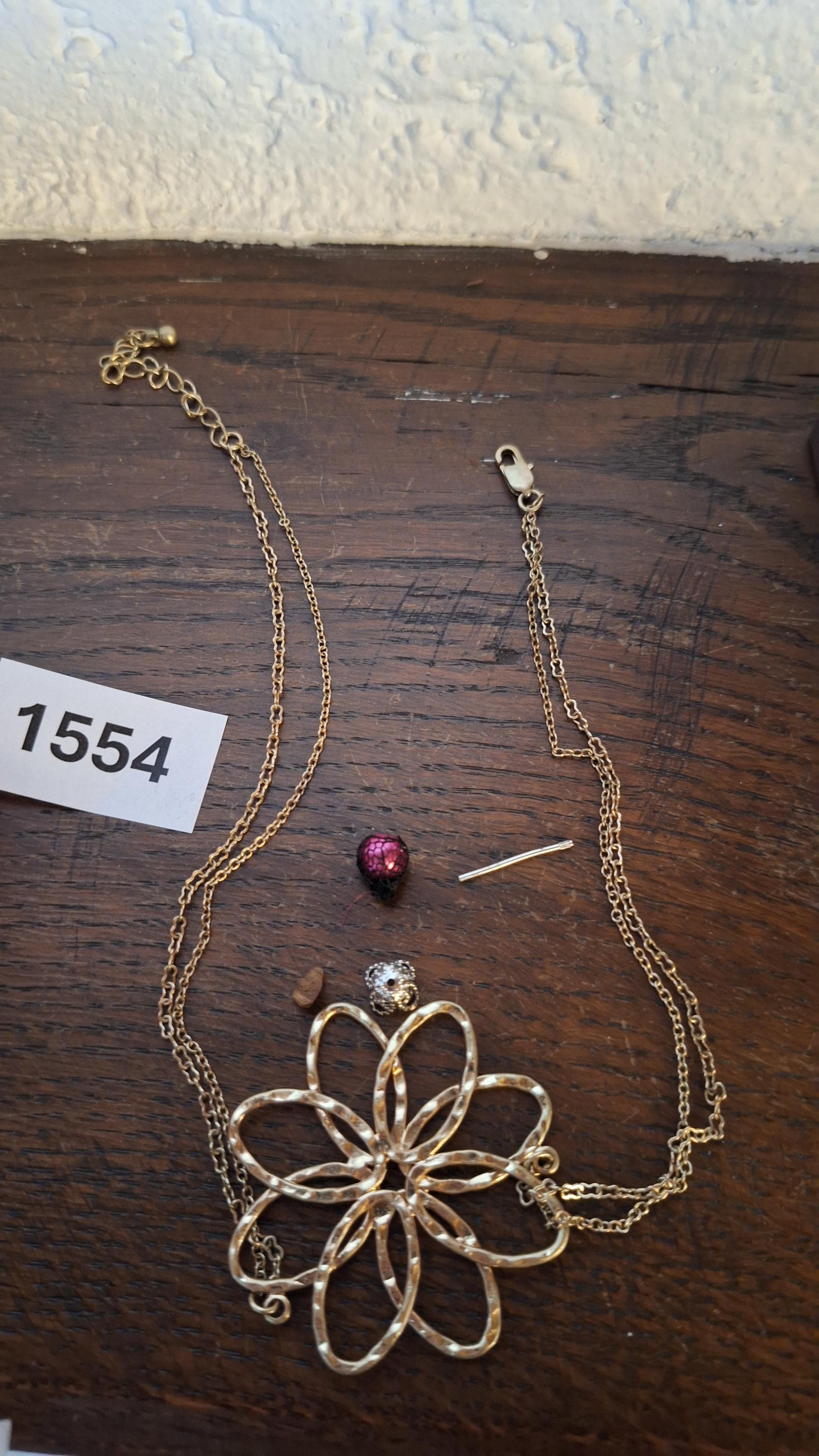 Goudkleurige dubbele halsketting met een grote hanger in de vorm van een bloem – kavel bij Goeiendeal, Houthalen-Helchteren