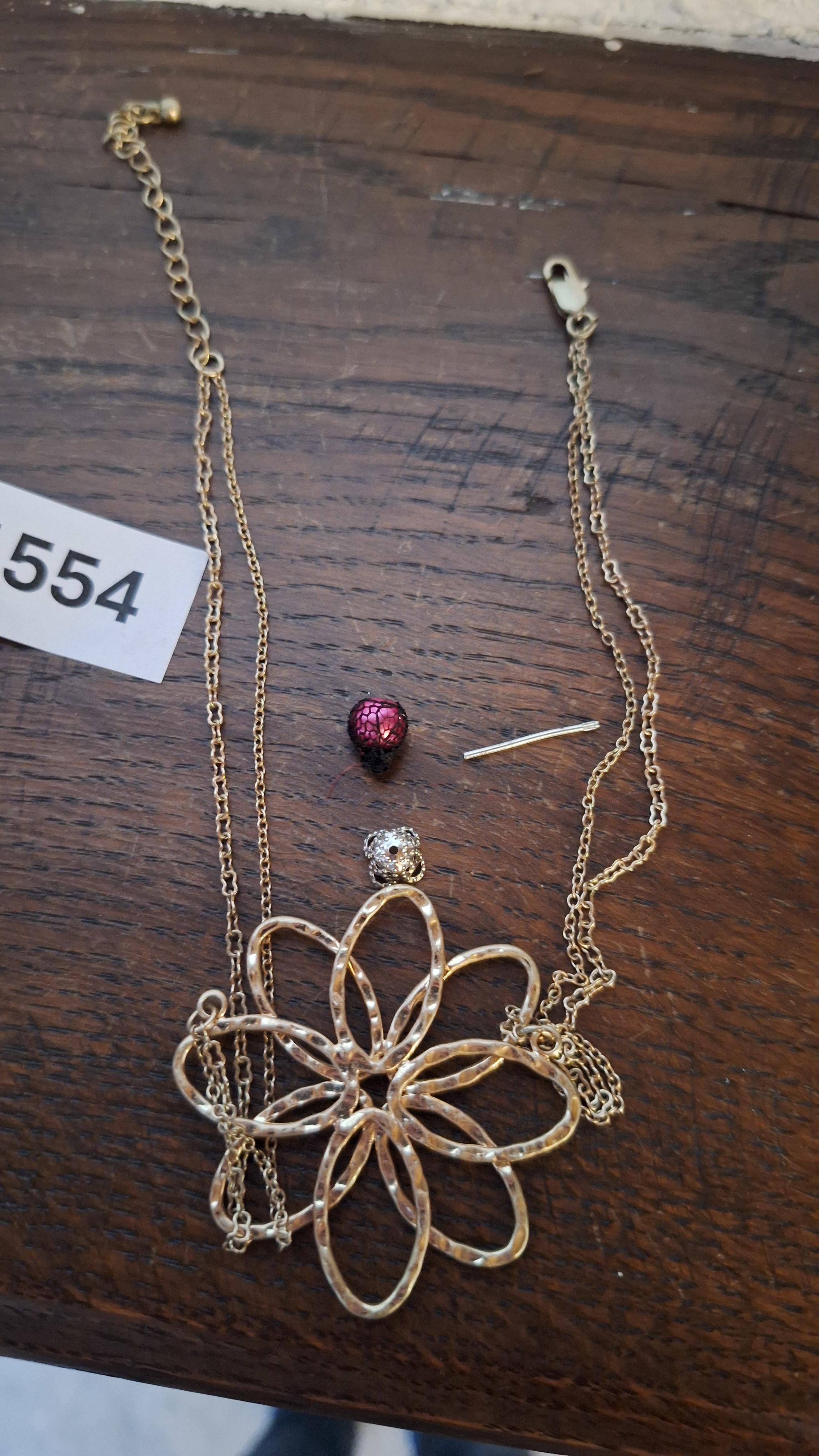 Goudkleurige dubbele halsketting met een grote hanger in de vorm van een bloem – foto 2 – kavel bij Goeiendeal, Houthalen-Helchteren