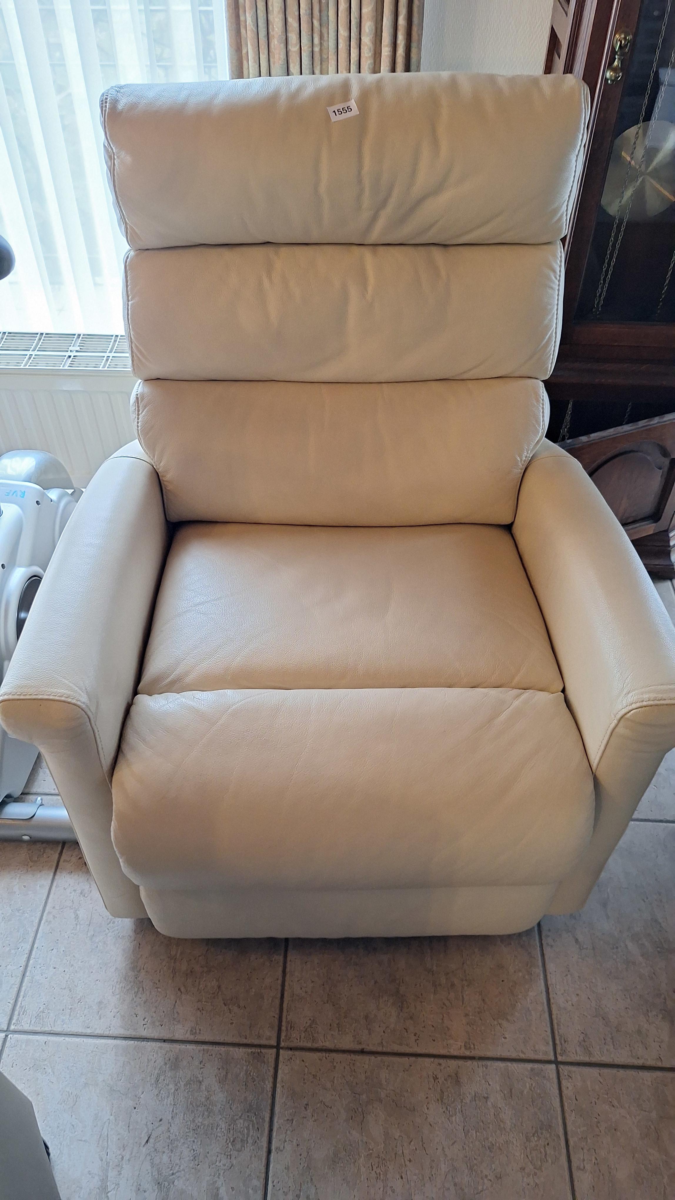 Comfortabele relaxfauteuil met een hoge gesegmenteerde rugleuning in een lichte crèmetint Elektyrisch getest en werkend – kavel bij Goeiendeal, Houthalen-Helchteren