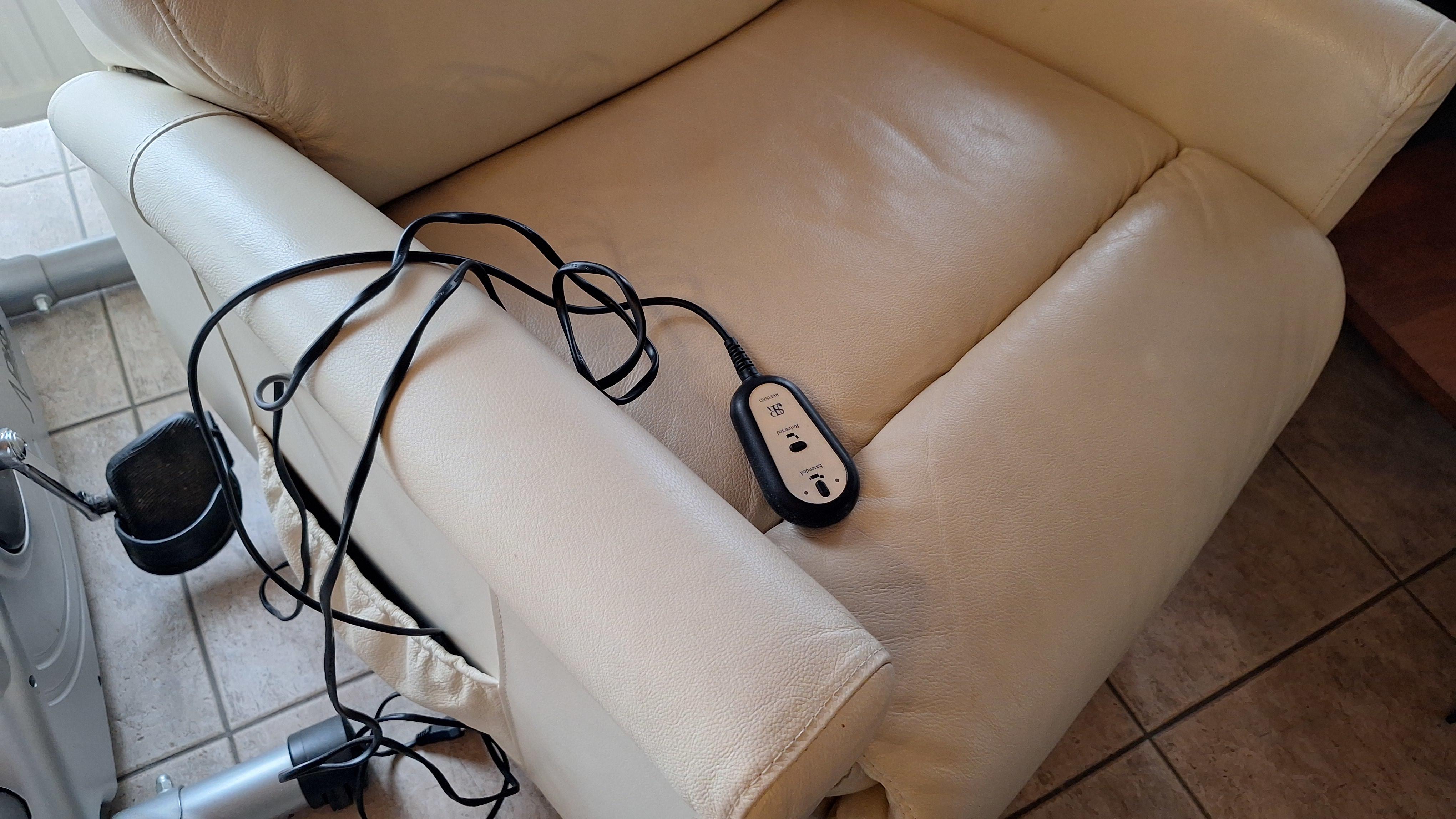 Comfortabele relaxfauteuil met een hoge gesegmenteerde rugleuning in een lichte crèmetint Elektyrisch getest en werkend – foto 2 – kavel bij Goeiendeal, Houthalen-Helchteren