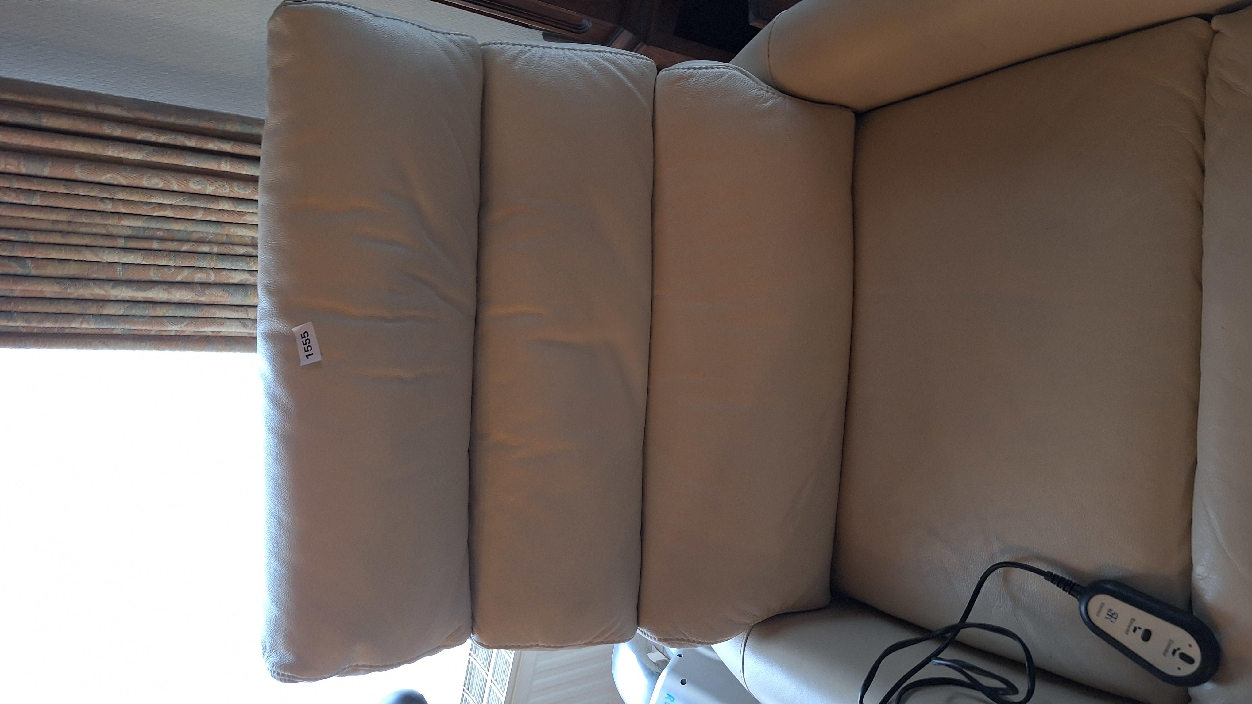 Comfortabele relaxfauteuil met een hoge gesegmenteerde rugleuning in een lichte crèmetint Elektyrisch getest en werkend – foto 3 – kavel bij Goeiendeal, Houthalen-Helchteren