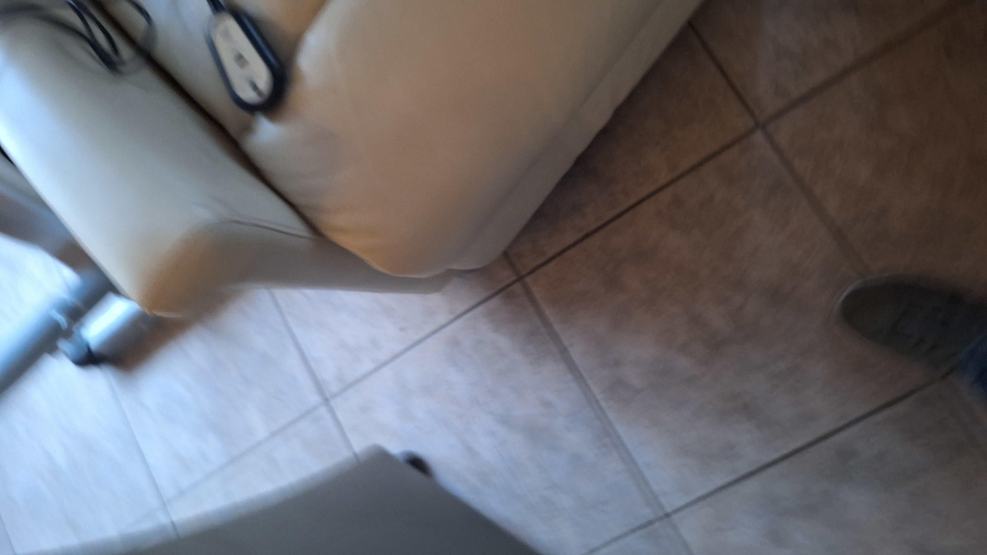 Comfortabele relaxfauteuil met een hoge gesegmenteerde rugleuning in een lichte crèmetint Elektyrisch getest en werkend – foto 4 – kavel bij Goeiendeal, Houthalen-Helchteren