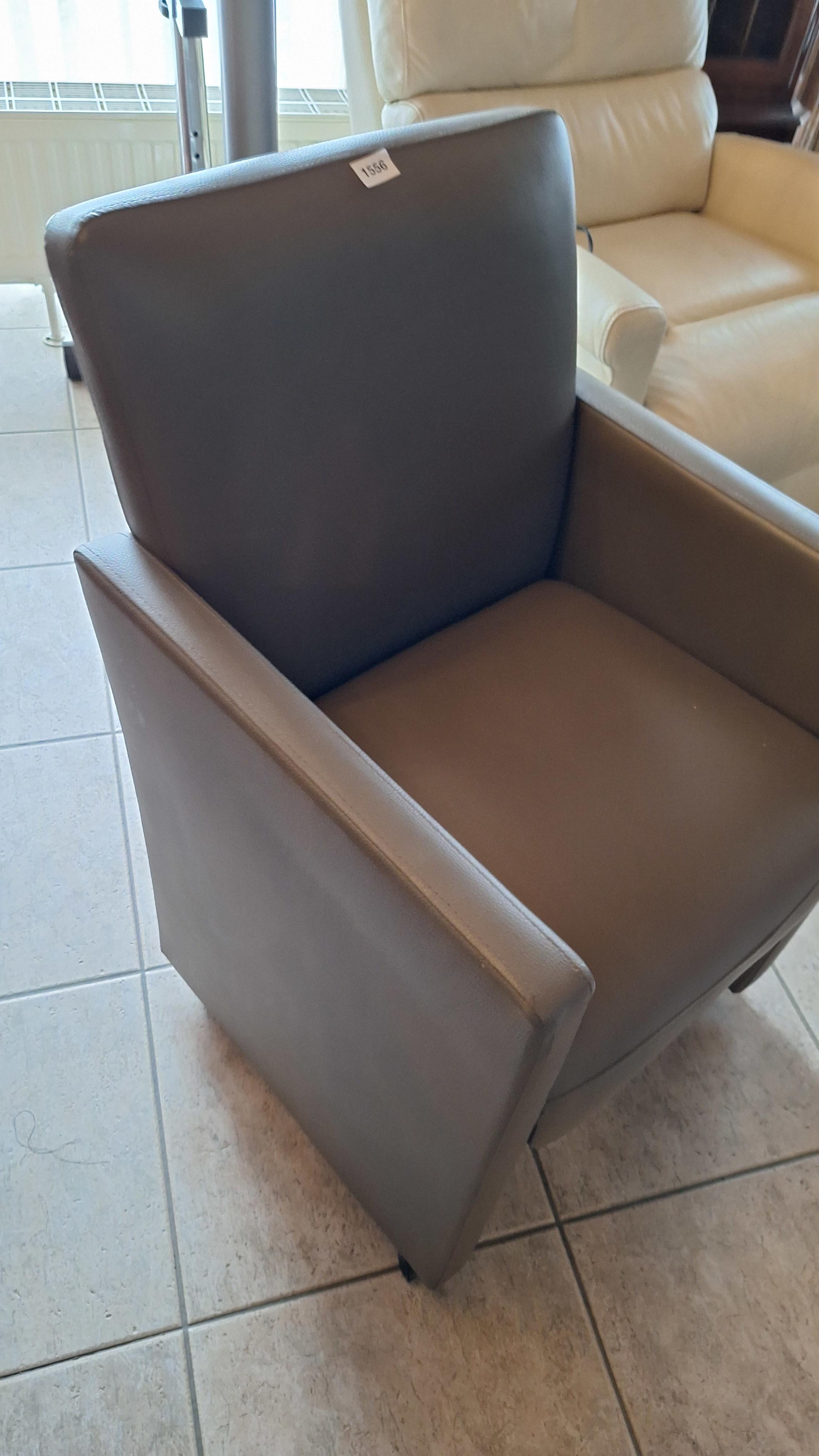 Fauteuil met armleuningen in een egale taupekleur – foto 2 – kavel bij Goeiendeal, Houthalen-Helchteren