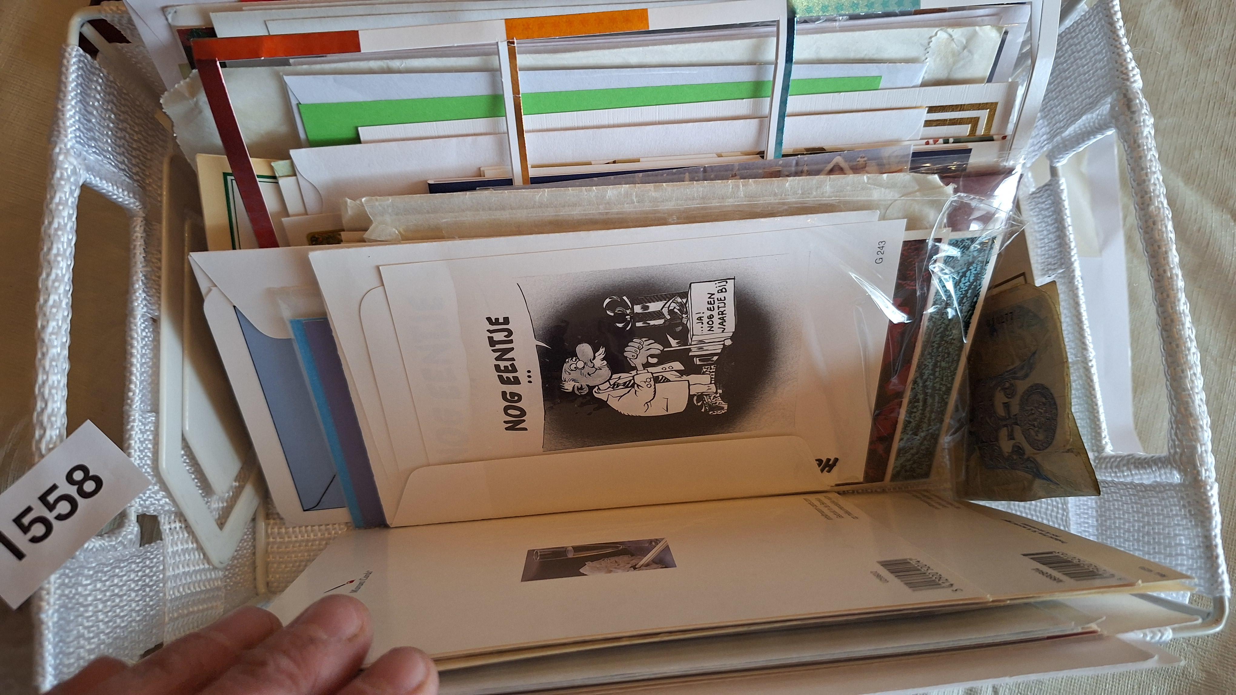 Witte opbergmand gevuld met een grote partij wenskaarten en enveloppen – foto 2 – kavel bij Goeiendeal, Houthalen-Helchteren