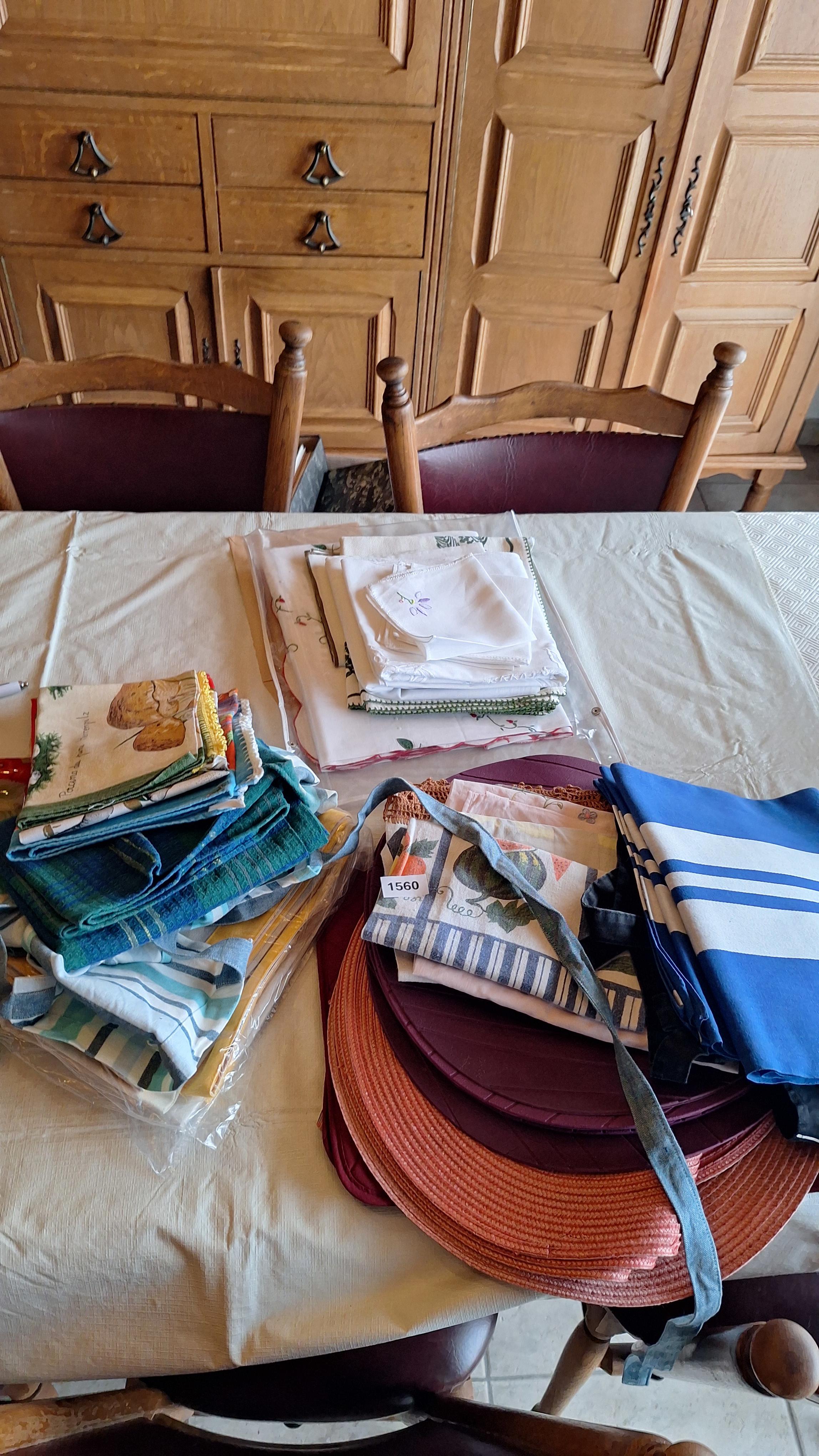 Grote partij divers huishoudtextiel waaronder placemats, handdoeken en tafelkleden – kavel bij Goeiendeal, Houthalen-Helchteren