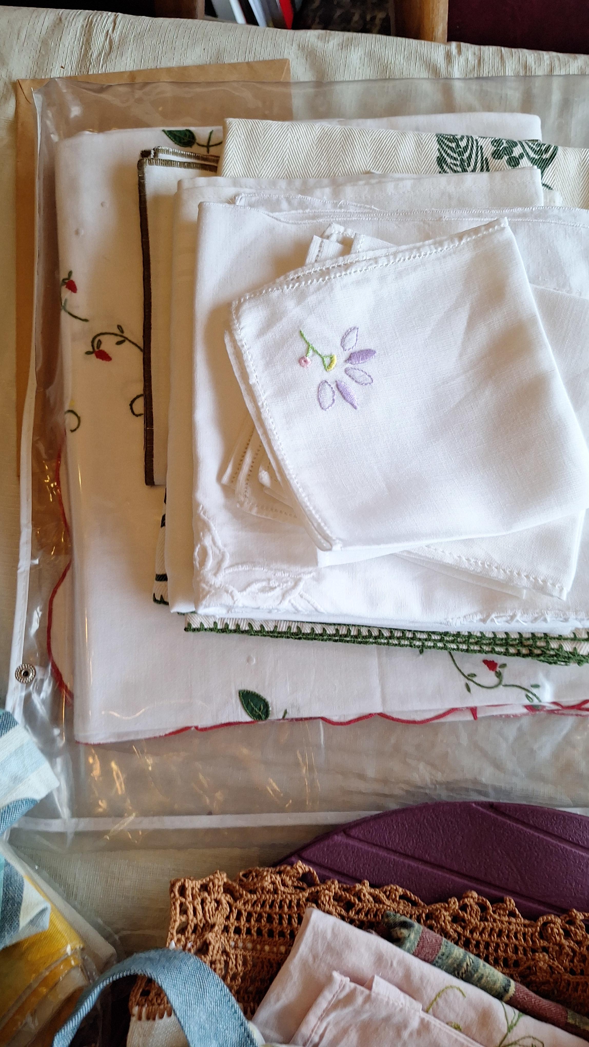 Grote partij divers huishoudtextiel waaronder placemats, handdoeken en tafelkleden – foto 2 – kavel bij Goeiendeal, Houthalen-Helchteren