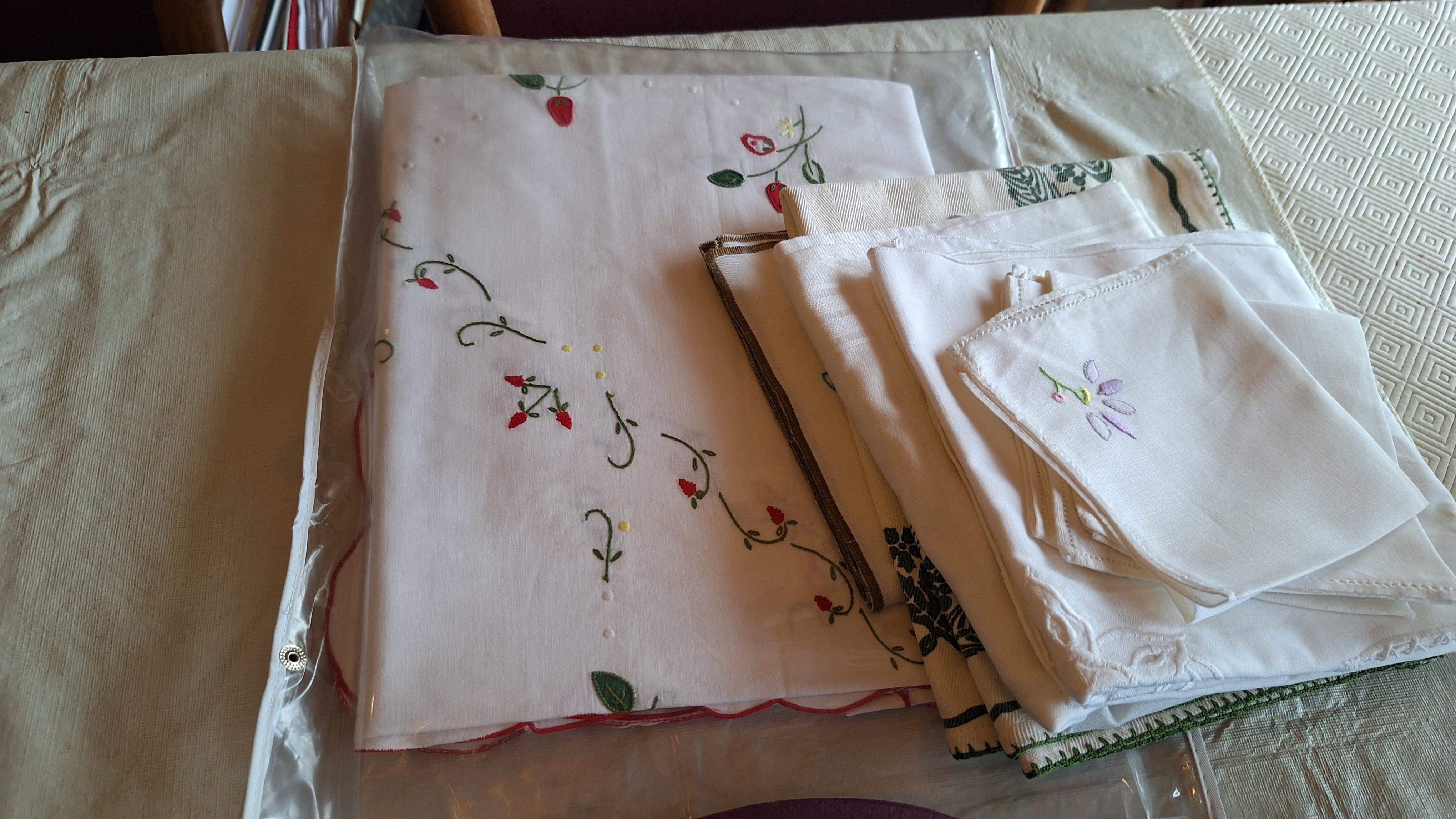Grote partij divers huishoudtextiel waaronder placemats, handdoeken en tafelkleden – foto 3 – kavel bij Goeiendeal, Houthalen-Helchteren