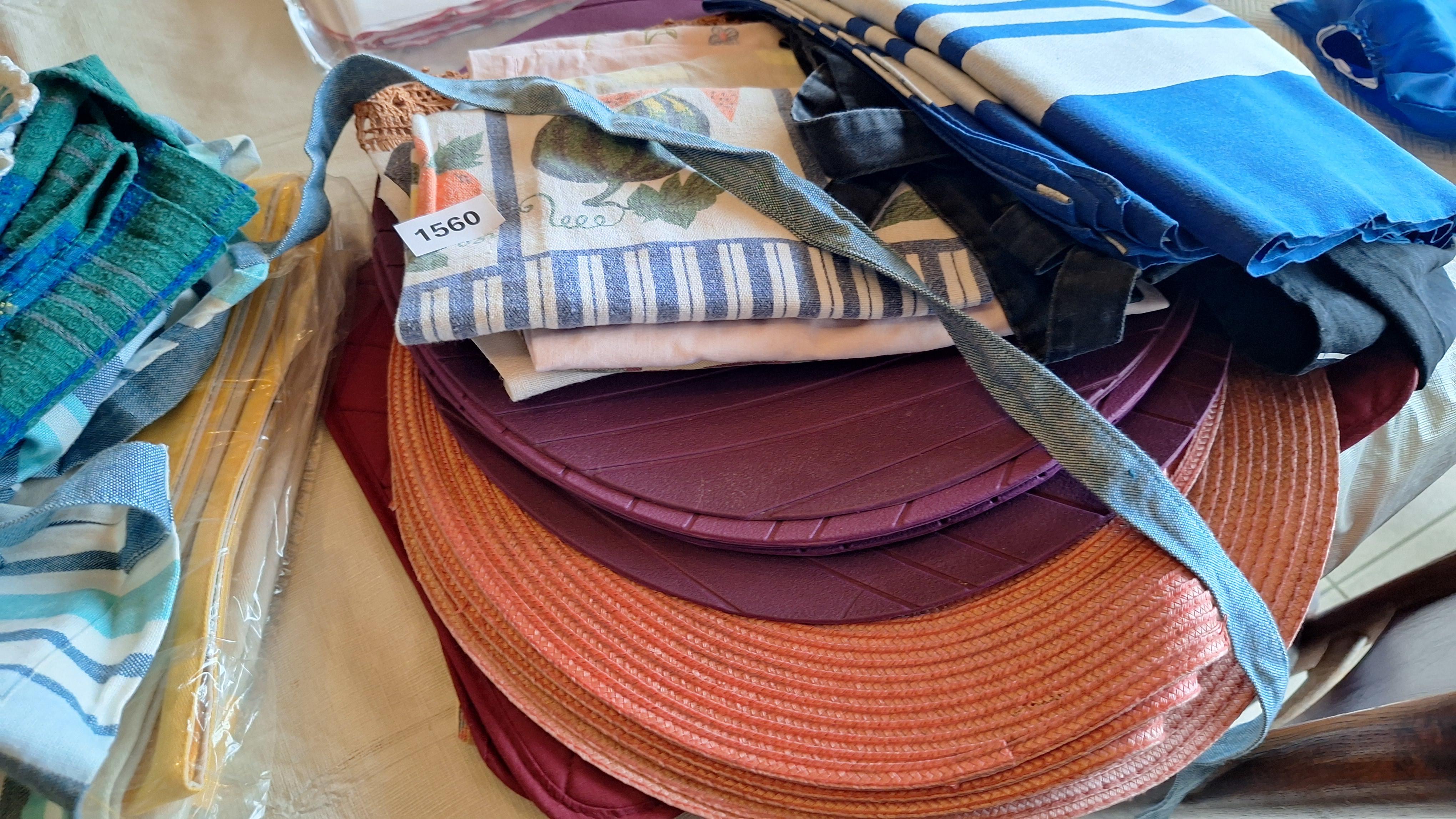 Grote partij divers huishoudtextiel waaronder placemats, handdoeken en tafelkleden – foto 4 – kavel bij Goeiendeal, Houthalen-Helchteren