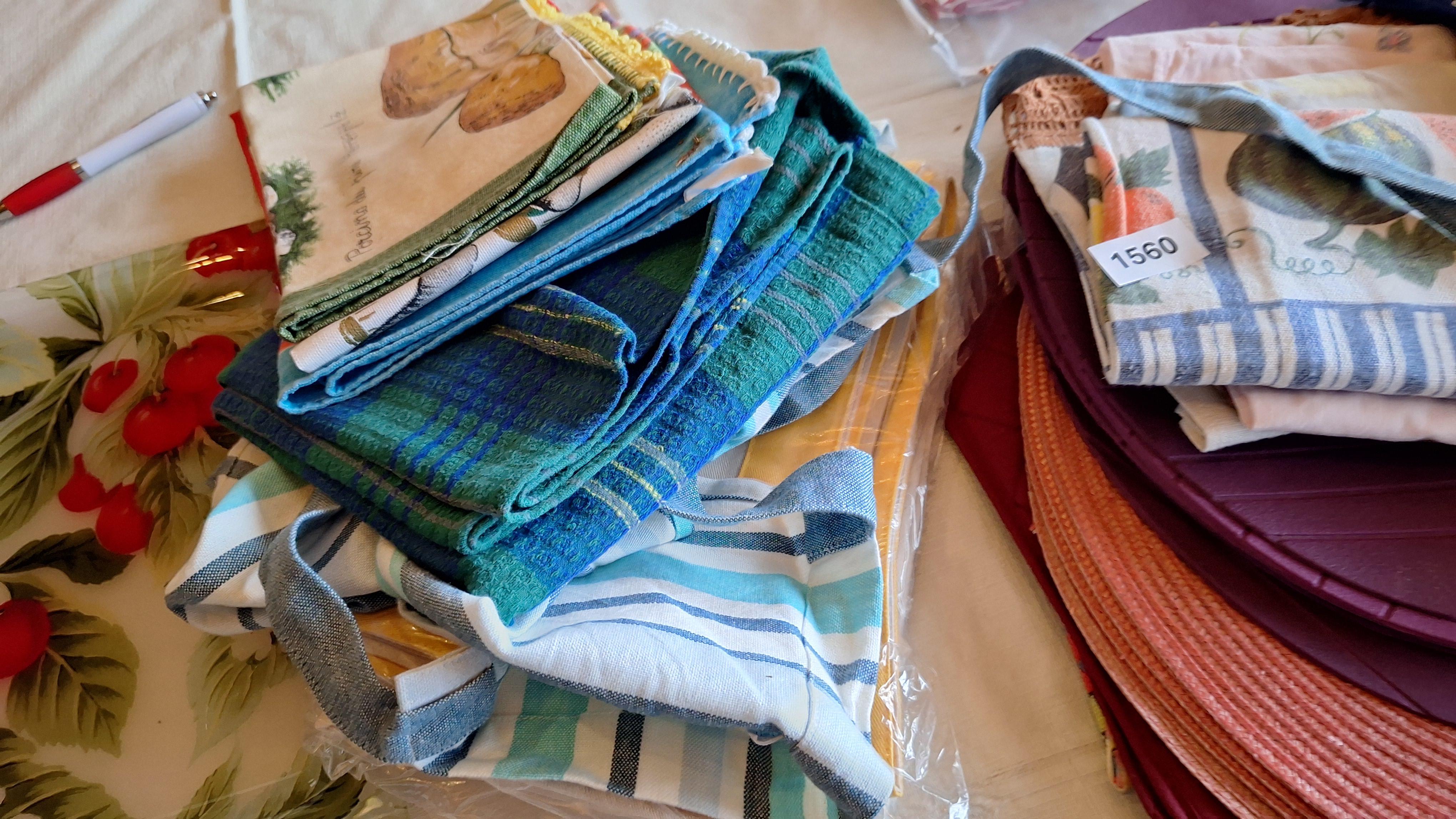 Grote partij divers huishoudtextiel waaronder placemats, handdoeken en tafelkleden – foto 5 – kavel bij Goeiendeal, Houthalen-Helchteren