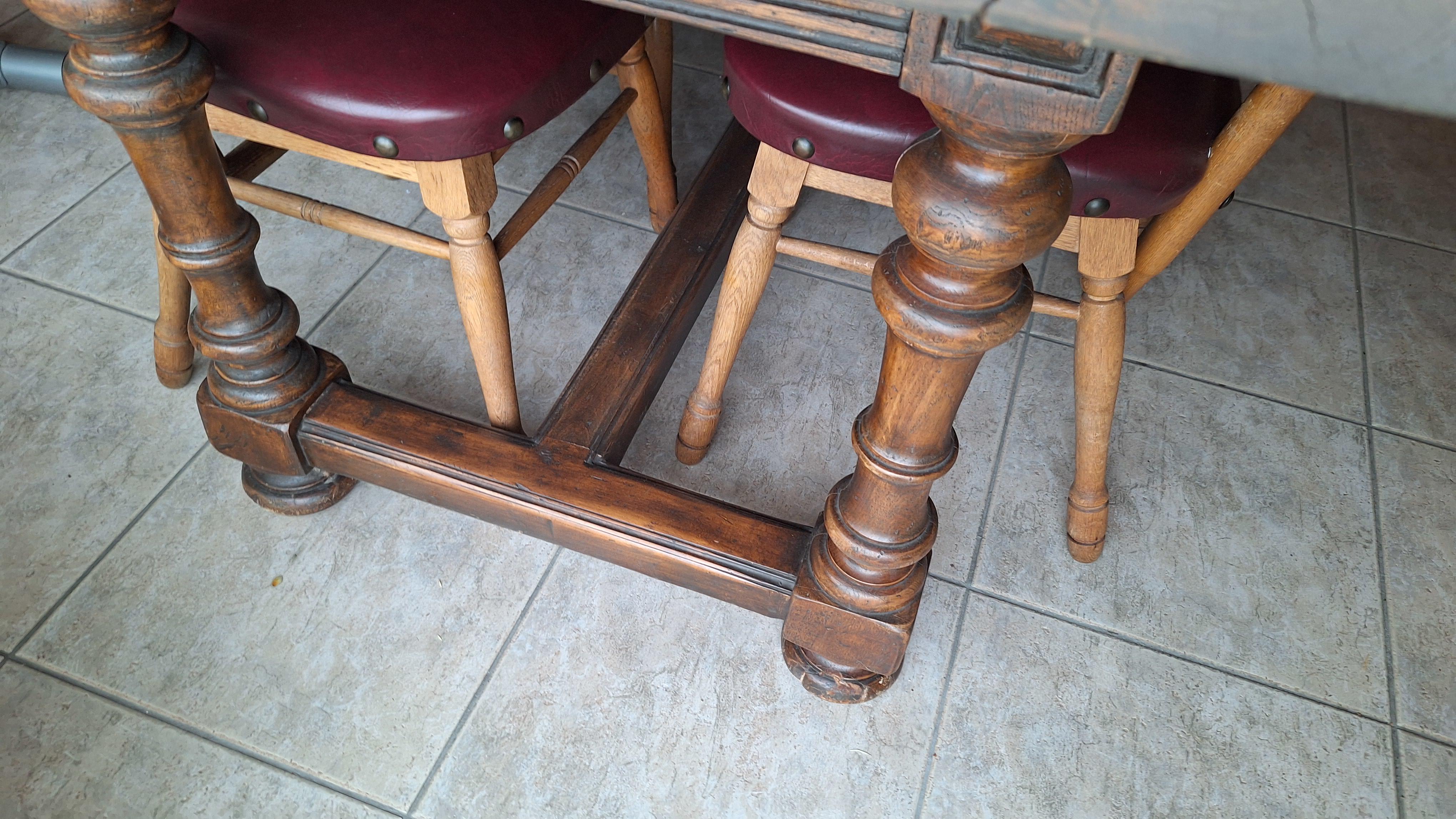 Rustieke uittrekbare eettafel met zes bijbehorende stoelen voorzien van rode zittingen – foto 2 – kavel bij Goeiendeal, Houthalen-Helchteren