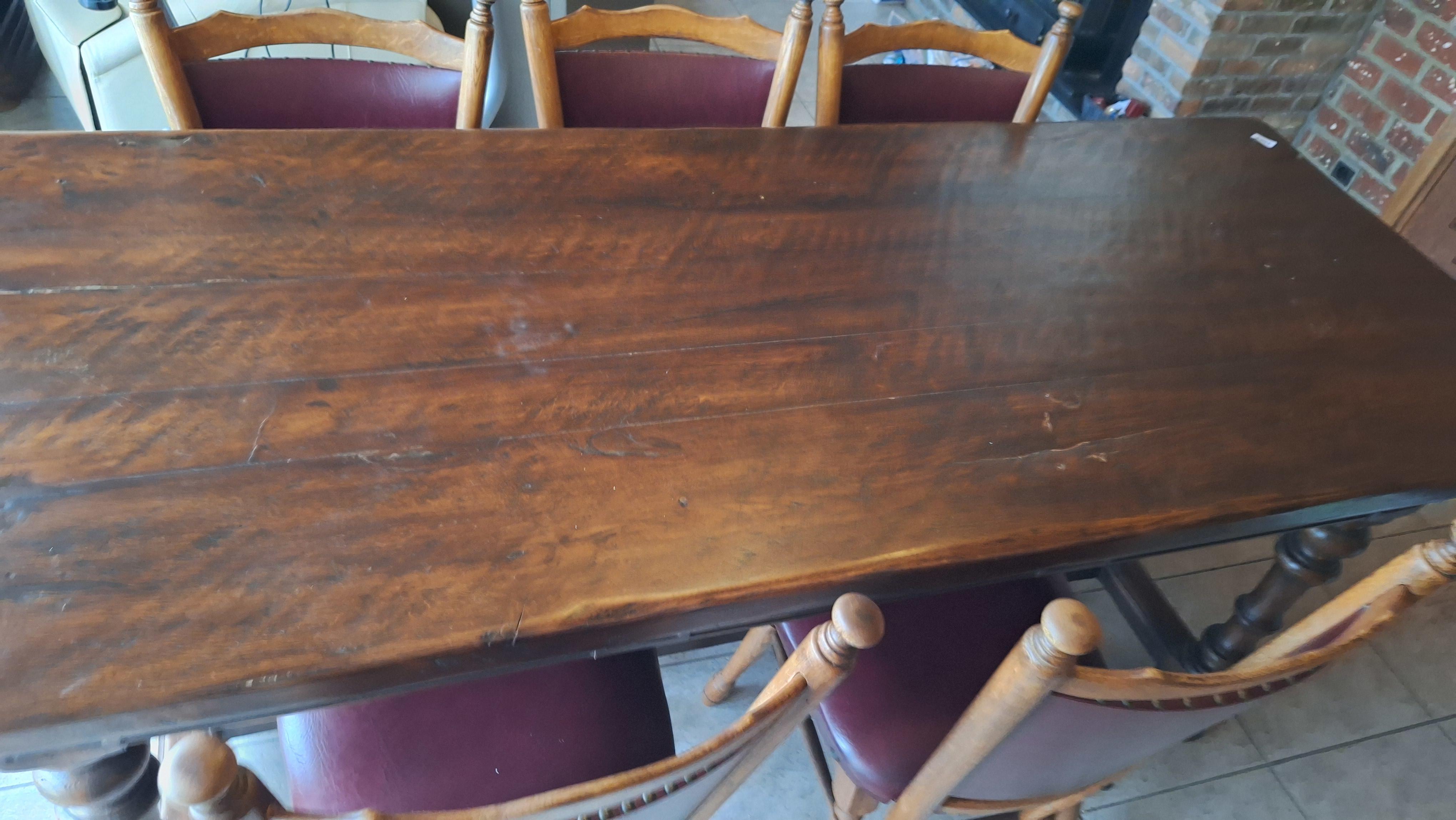 Rustieke uittrekbare eettafel met zes bijbehorende stoelen voorzien van rode zittingen – foto 3 – kavel bij Goeiendeal, Houthalen-Helchteren