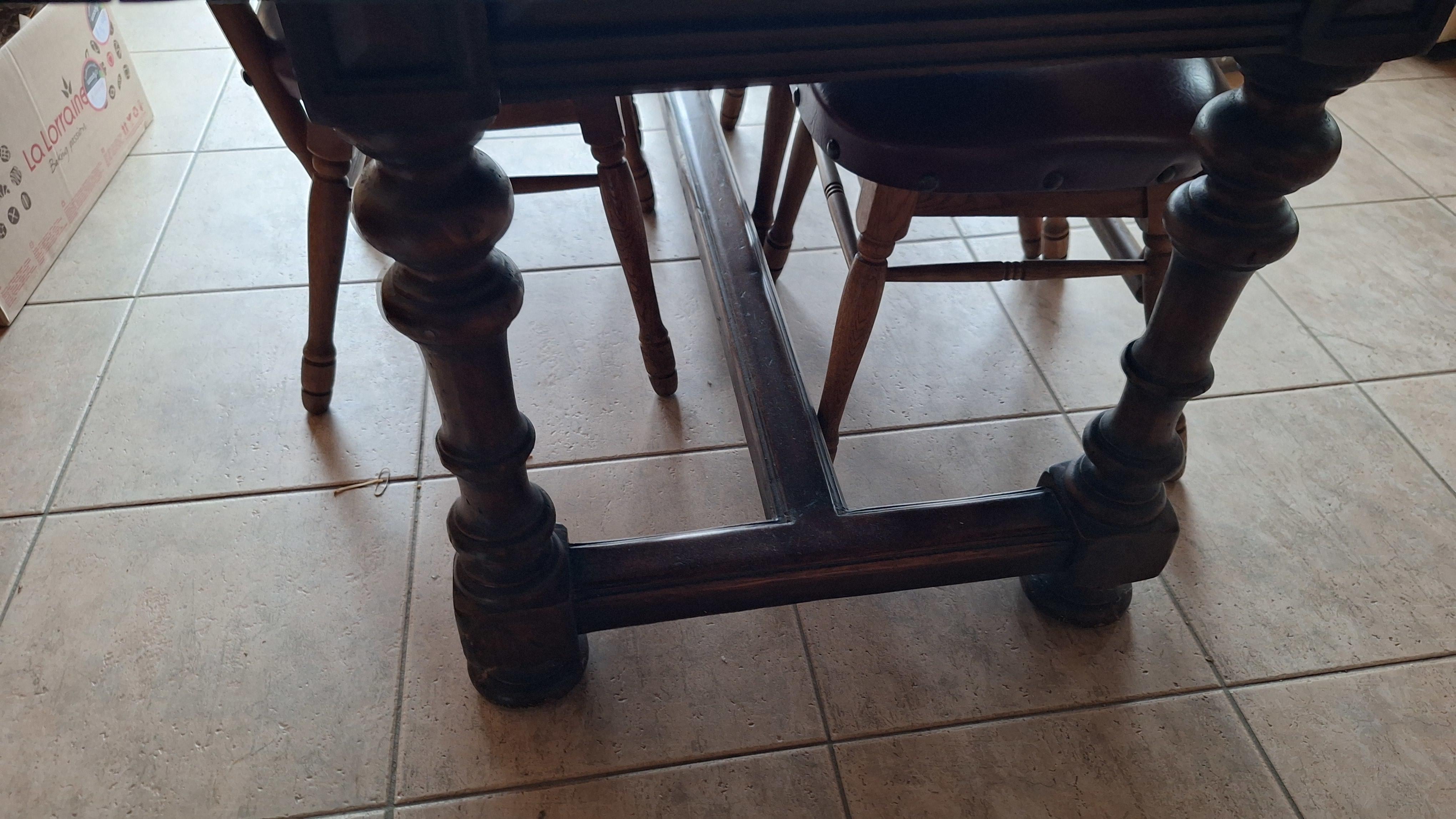 Rustieke uittrekbare eettafel met zes bijbehorende stoelen voorzien van rode zittingen – foto 4 – kavel bij Goeiendeal, Houthalen-Helchteren