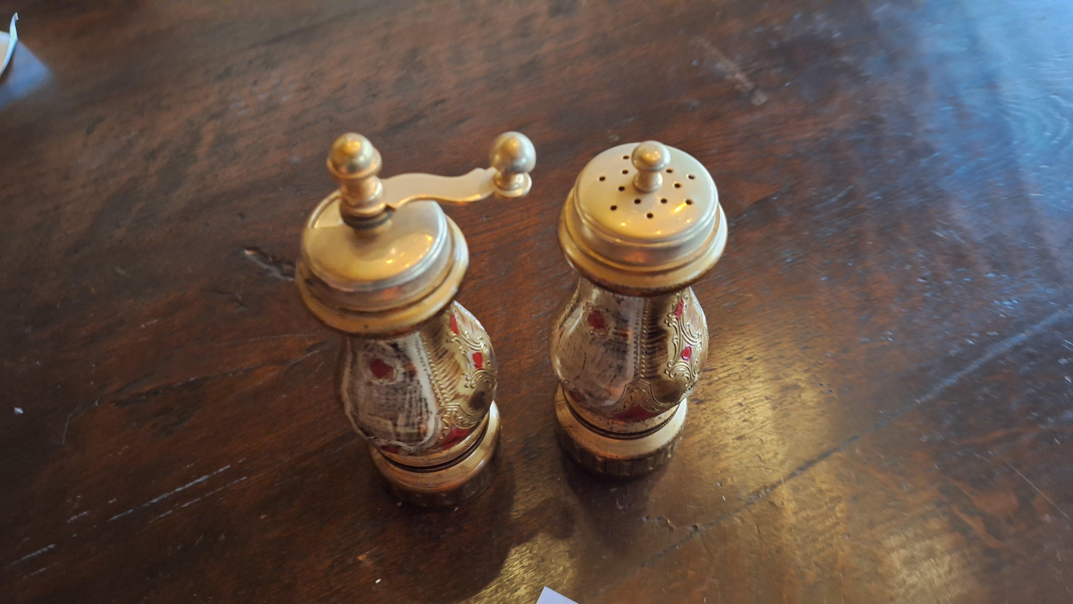 Klassieke peper-en zoutstel set met goudkleurige accenten en decoratieve patronen – foto 4 – kavel bij Goeiendeal, Houthalen-Helchteren
