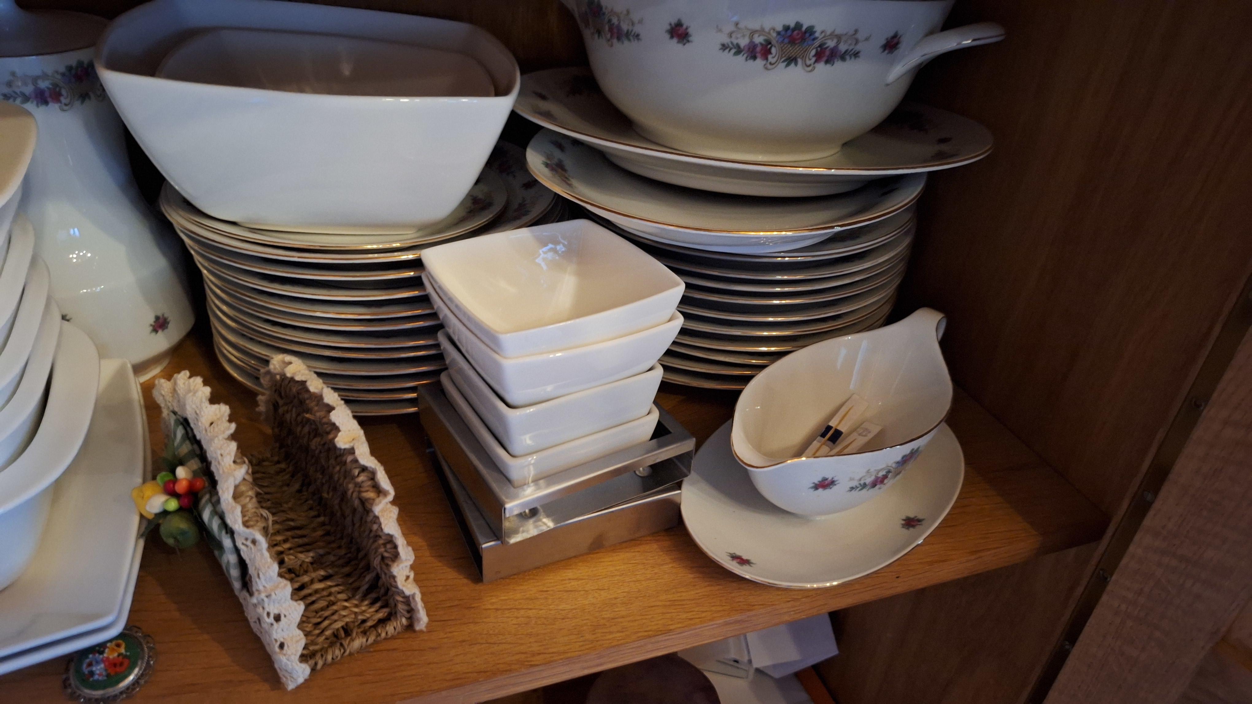 Inhoud van een servieskast bestaande uit een uitgebreide collectie wijnglazen, serveerschalen en diverse borden – foto 2 – kavel bij Goeiendeal, Houthalen-Helchteren
