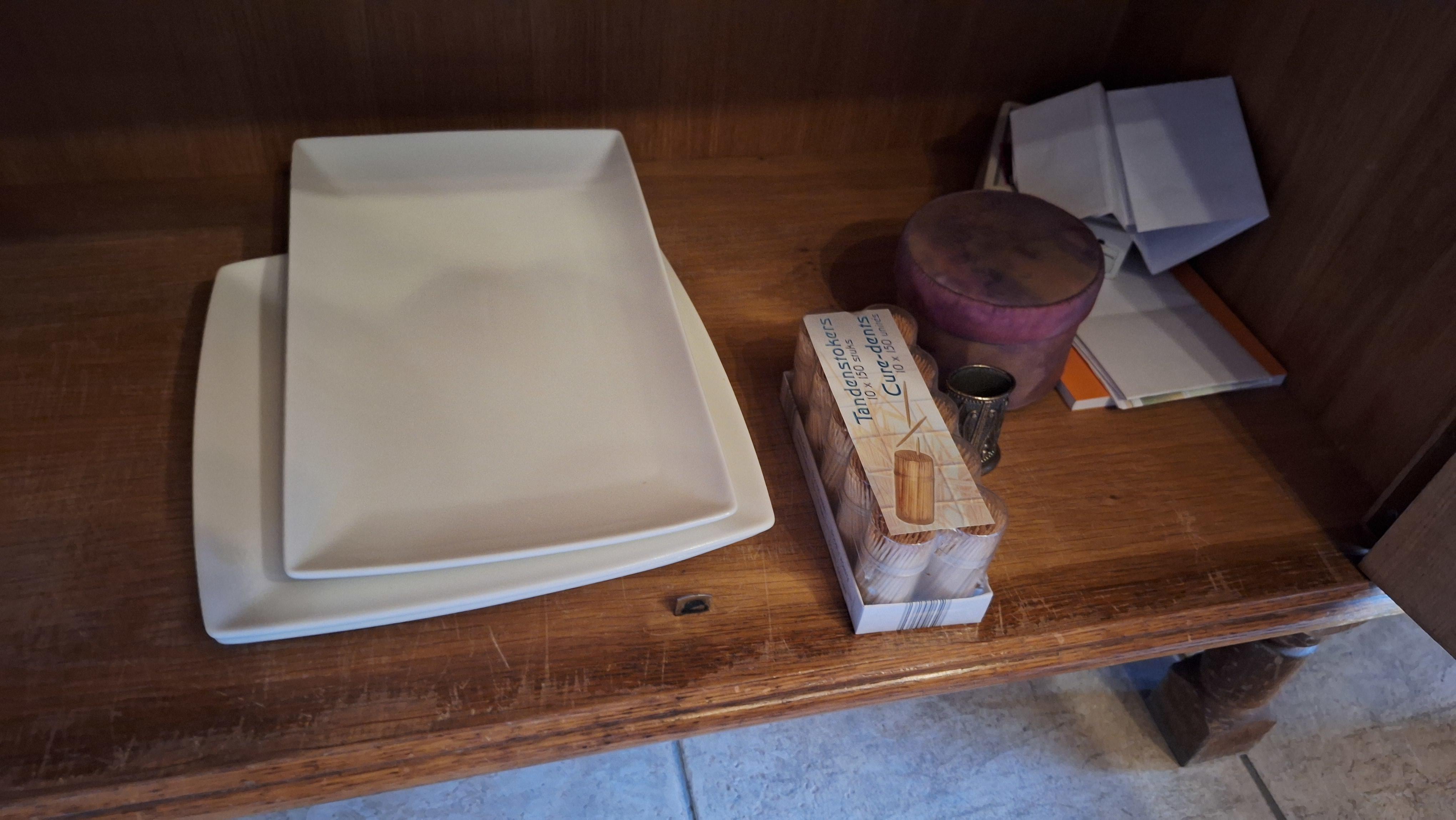 Inhoud van een servieskast bestaande uit een uitgebreide collectie wijnglazen, serveerschalen en diverse borden – foto 3 – kavel bij Goeiendeal, Houthalen-Helchteren
