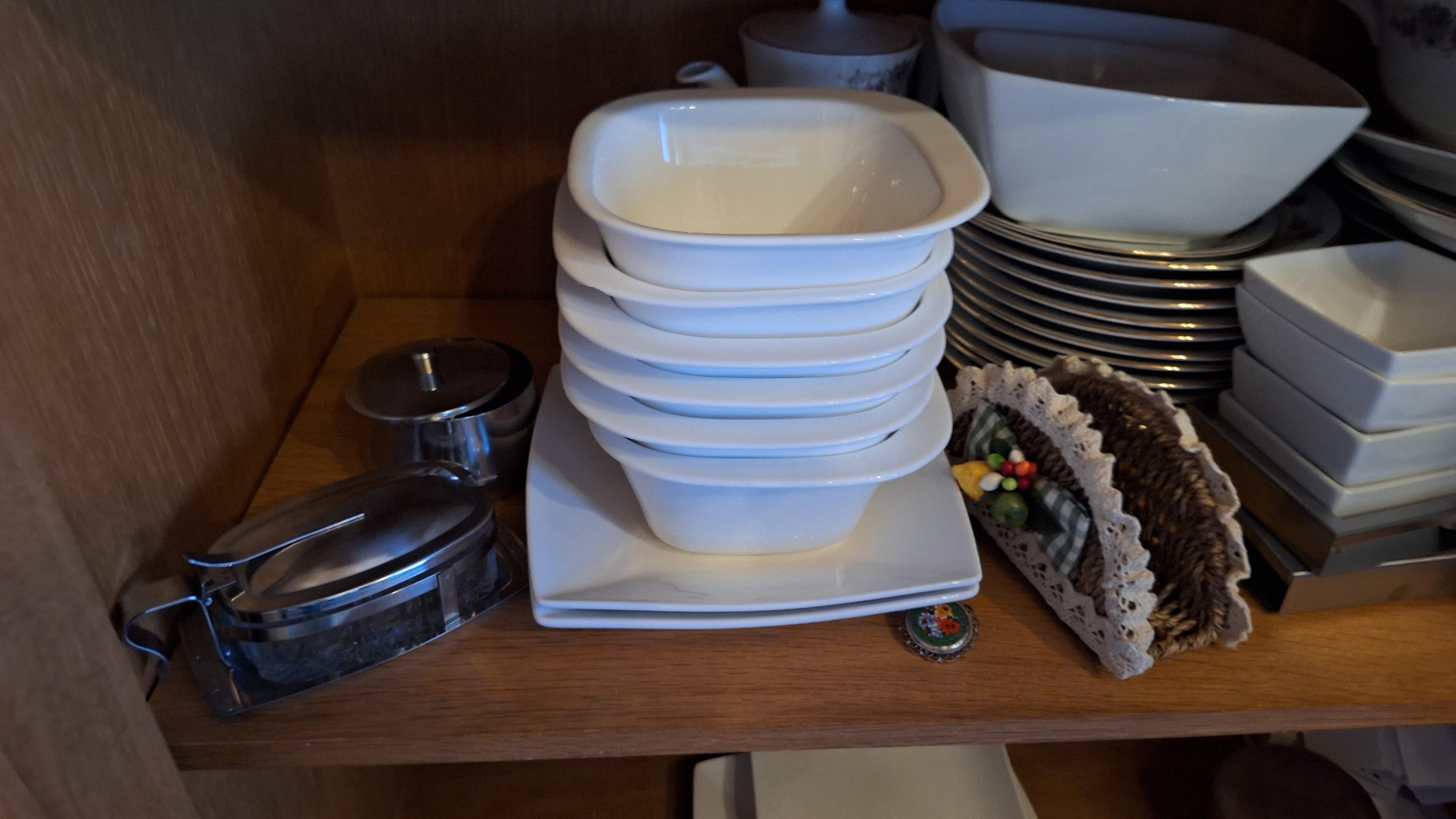 Inhoud van een servieskast bestaande uit een uitgebreide collectie wijnglazen, serveerschalen en diverse borden – foto 4 – kavel bij Goeiendeal, Houthalen-Helchteren