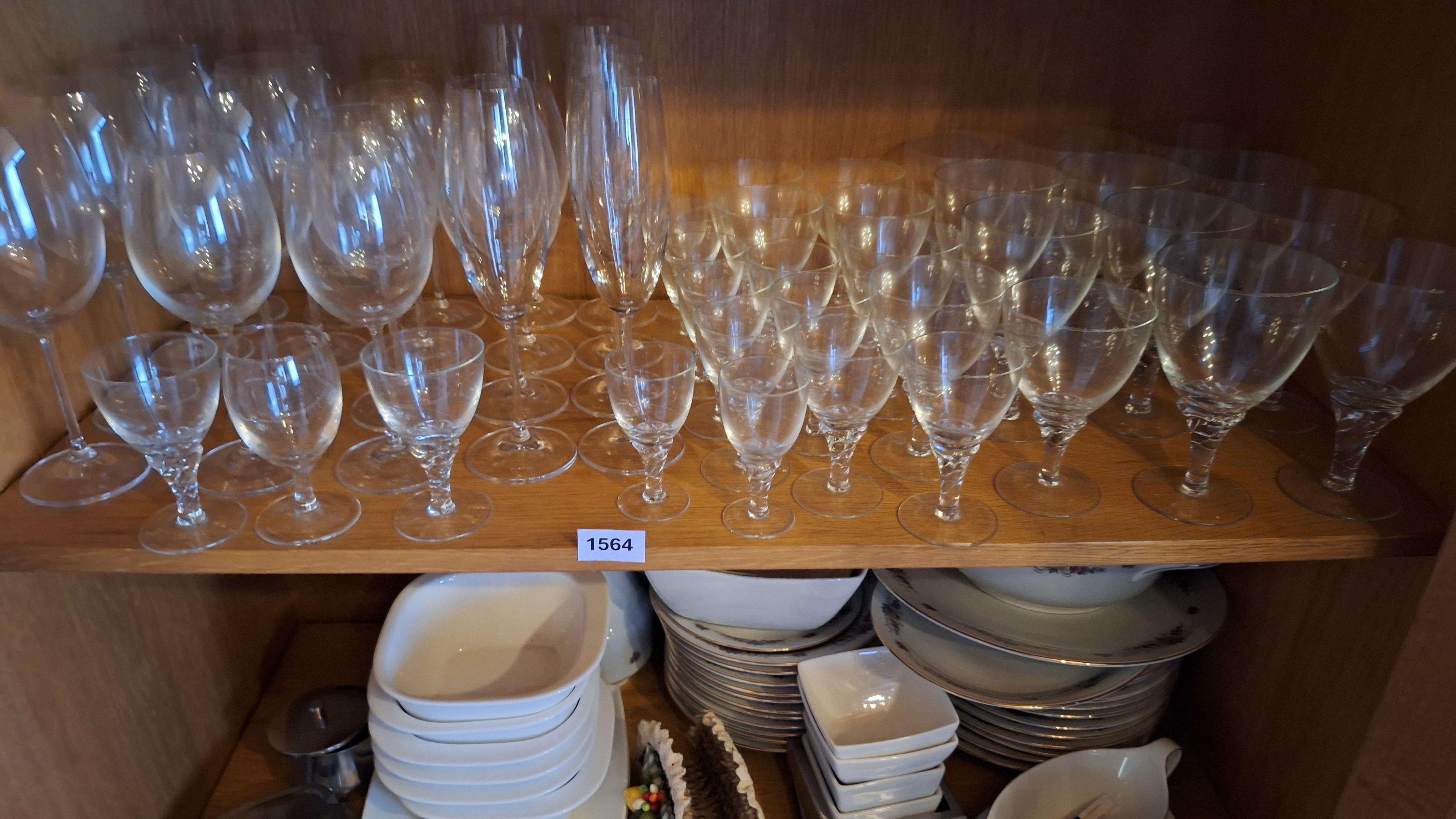 Inhoud van een servieskast bestaande uit een uitgebreide collectie wijnglazen, serveerschalen en diverse borden – foto 5 – kavel bij Goeiendeal, Houthalen-Helchteren