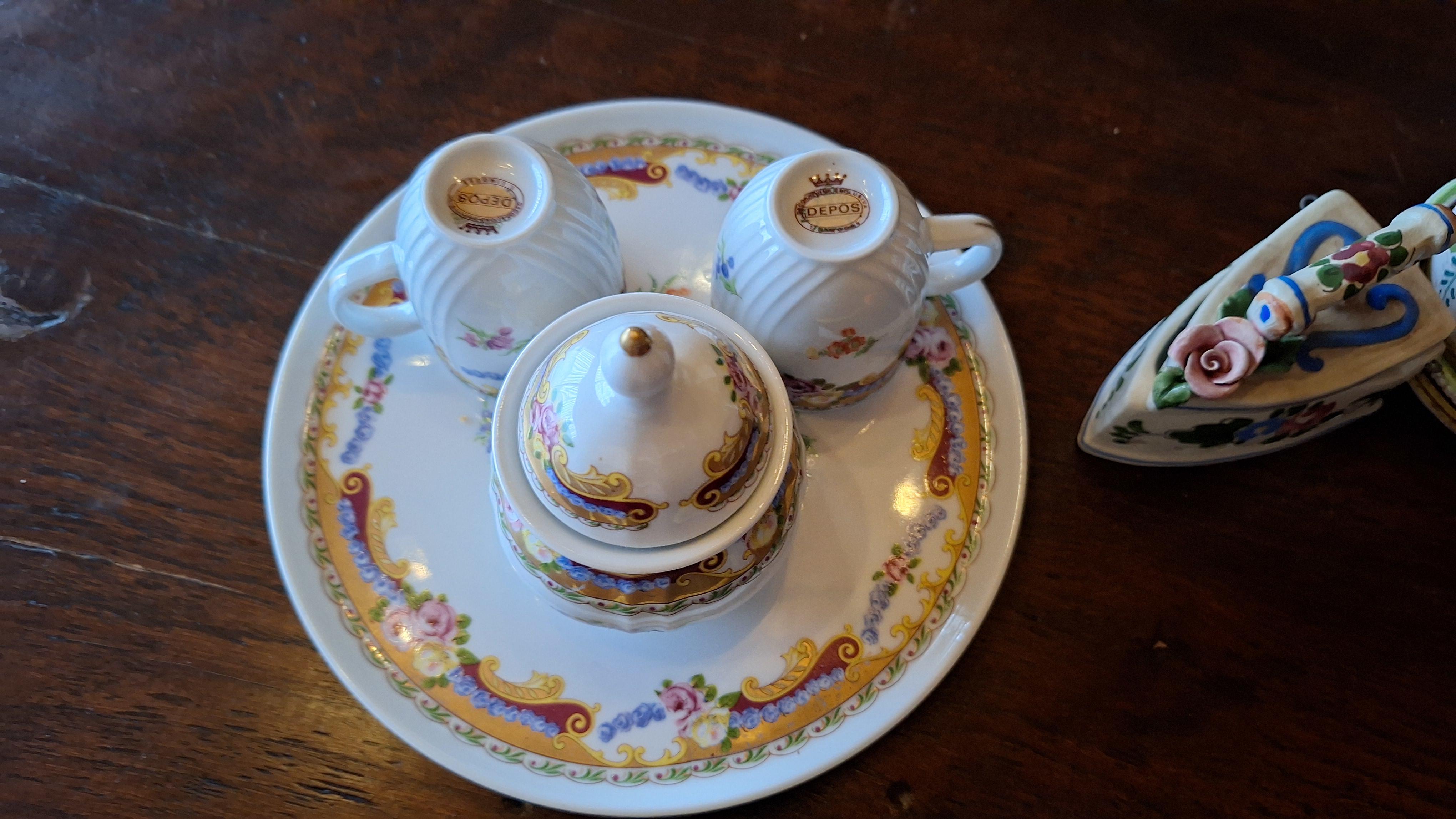 Gedecoreerd porseleinen miniatuur serviesgoed bestaande uit kopjes, een suikerpot en een olie-en azijnstel op houder – foto 3 – kavel bij Goeiendeal, Houthalen-Helchteren