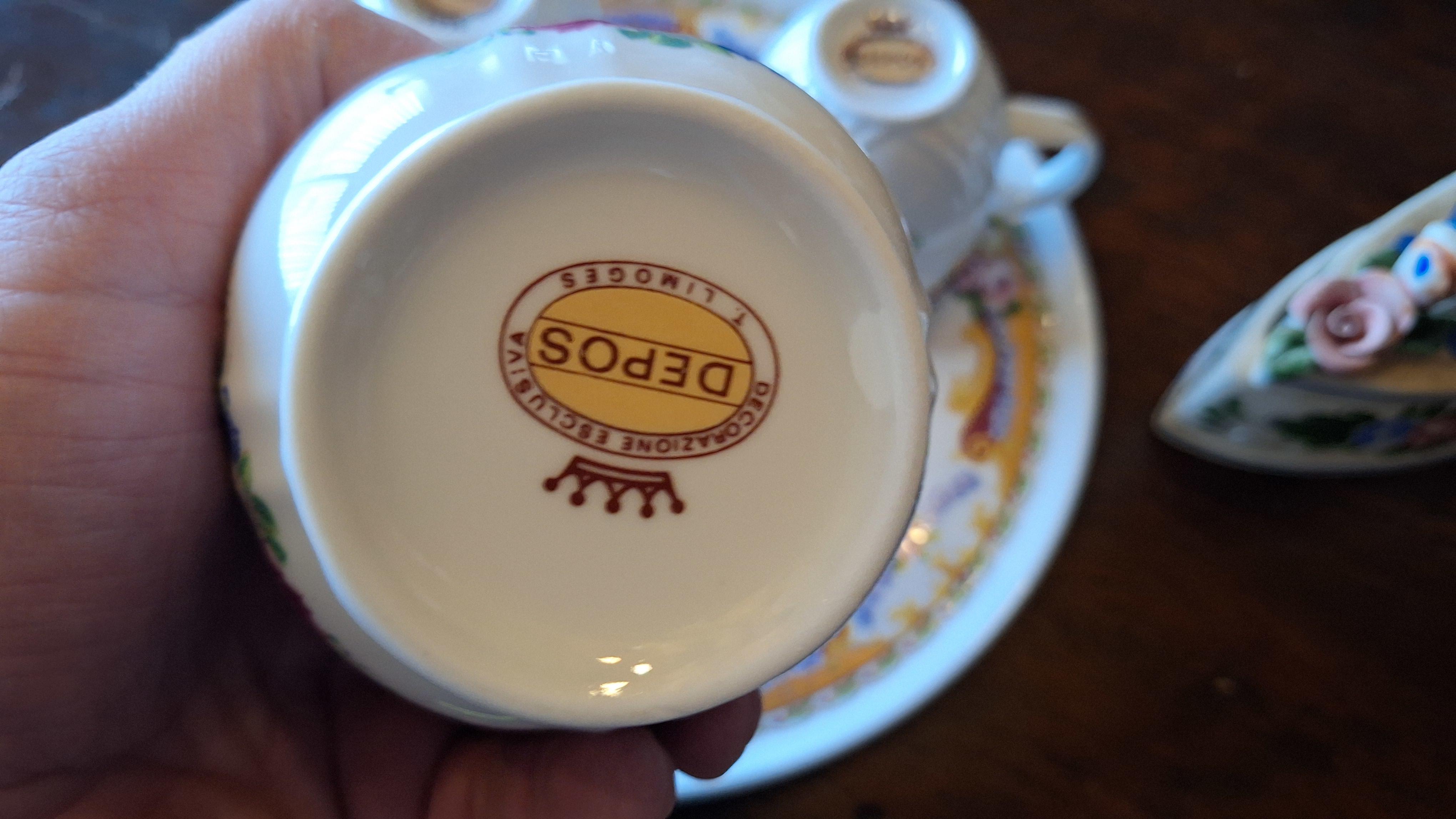 Gedecoreerd porseleinen miniatuur serviesgoed bestaande uit kopjes, een suikerpot en een olie-en azijnstel op houder – foto 4 – kavel bij Goeiendeal, Houthalen-Helchteren