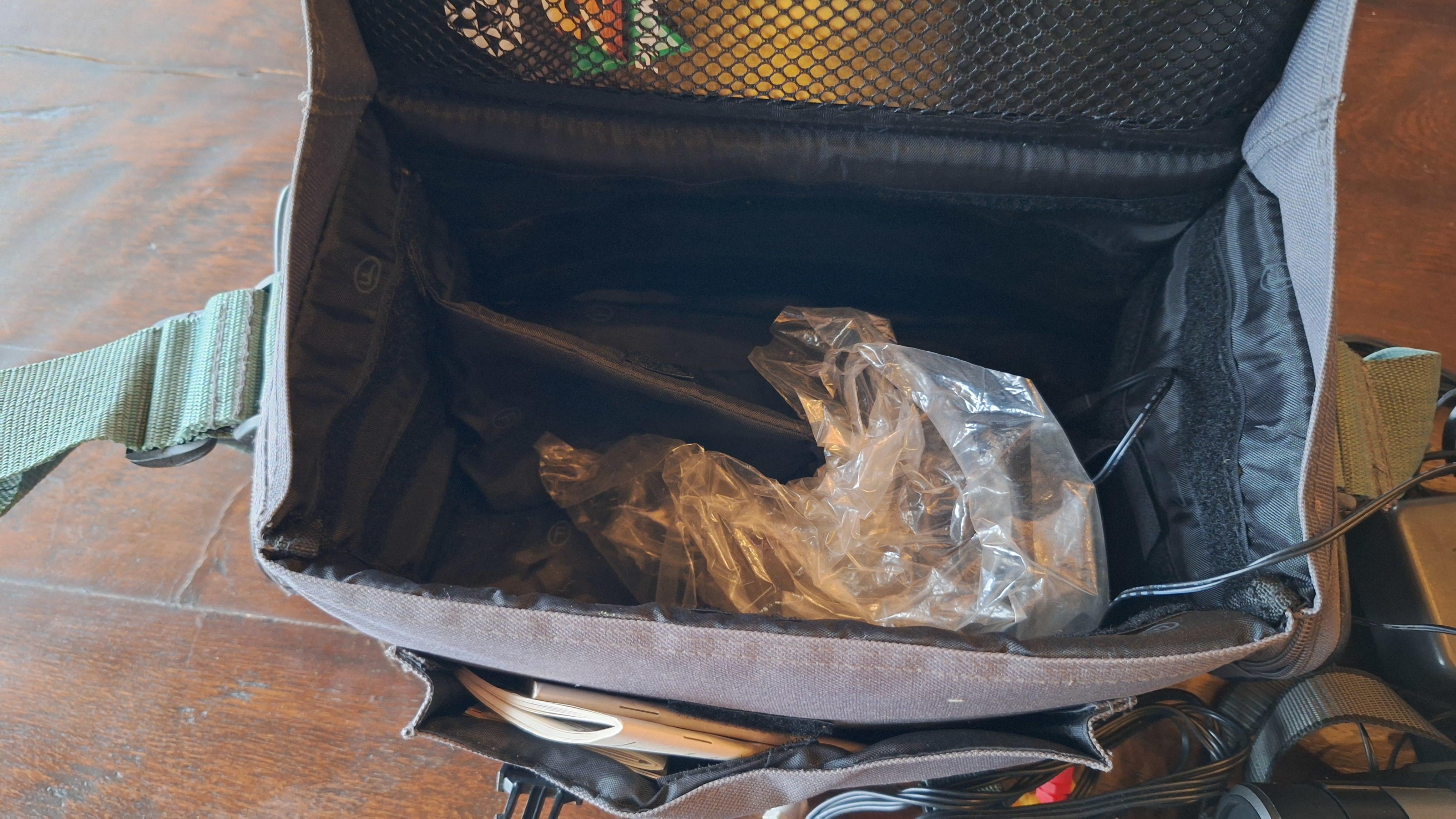 Hitachi camcorder inclusief diverse kabels, accu en een draagtas – foto 4 – kavel bij Goeiendeal, Houthalen-Helchteren