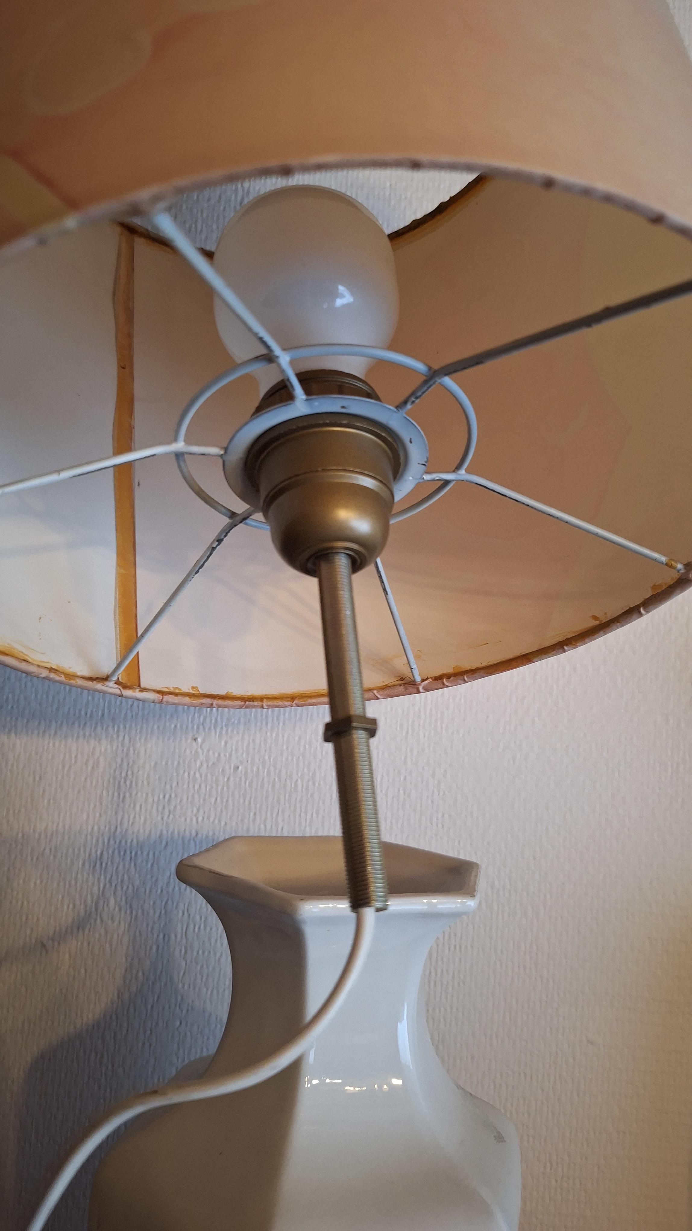Klassieke tafellamp met een witte zeshoekige voet en een zachtroze gedecoreerde kap – foto 2 – kavel bij Goeiendeal, Houthalen-Helchteren