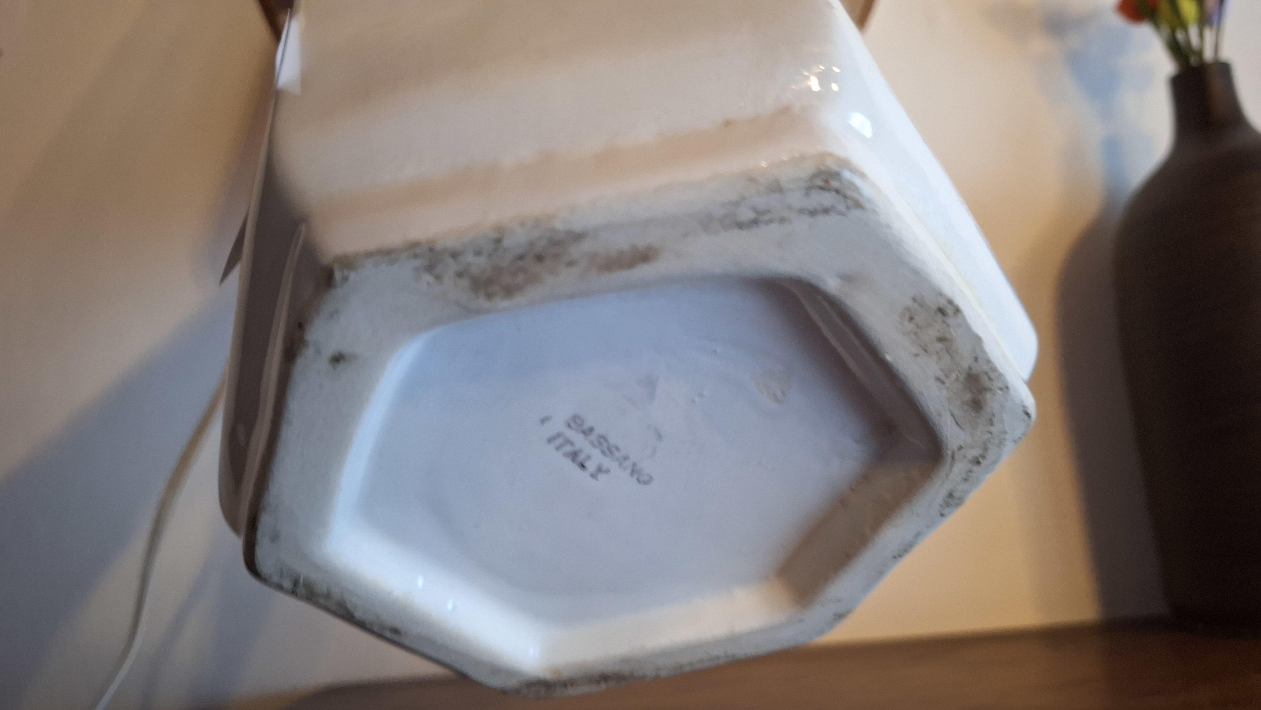 Klassieke tafellamp met een witte zeshoekige voet en een zachtroze gedecoreerde kap – foto 3 – kavel bij Goeiendeal, Houthalen-Helchteren