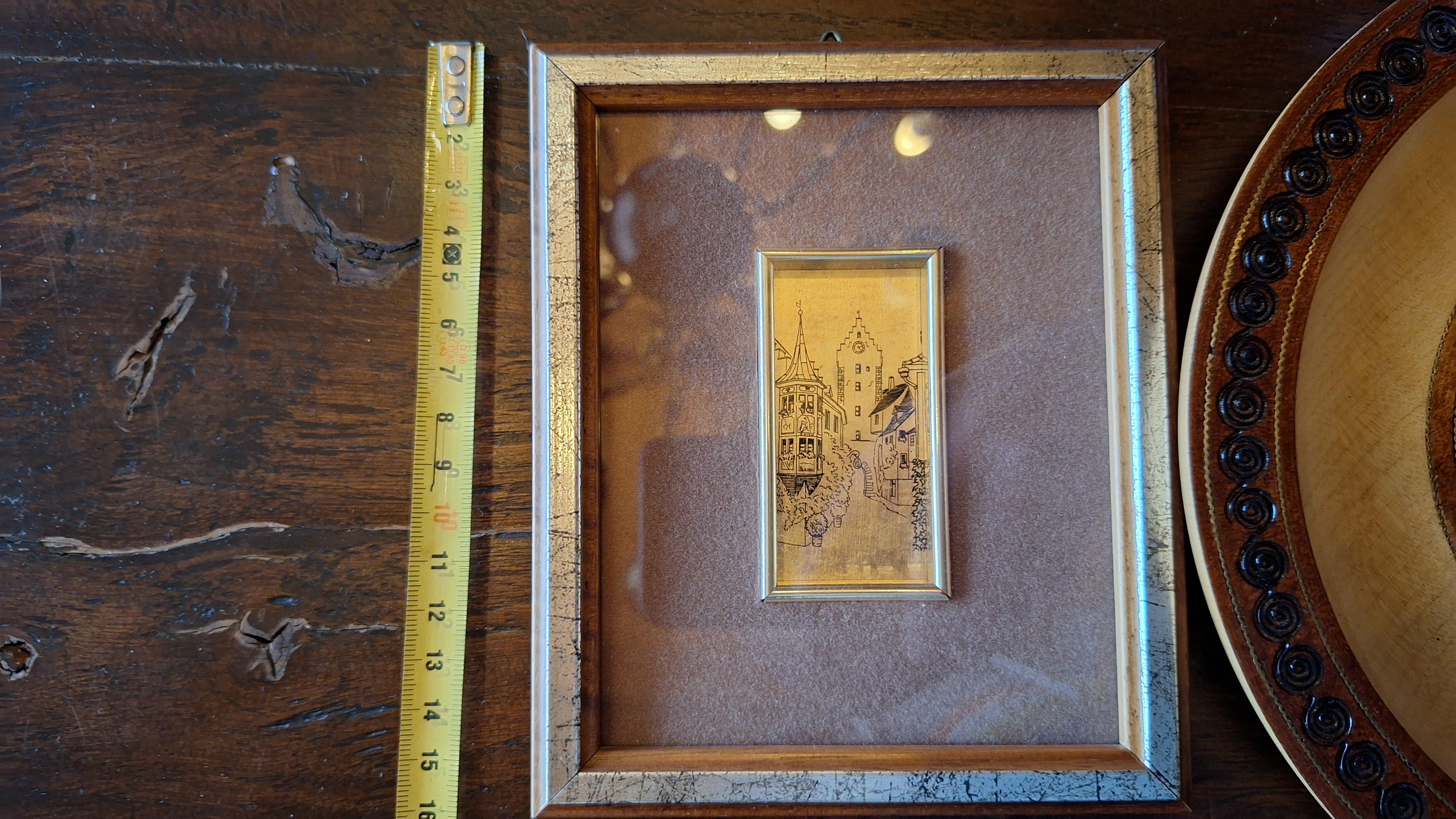 Drievoudige wanddecoratieset bestaande uit een rond wandbord en twee ingelijste prenten – foto 2 – kavel bij Goeiendeal, Houthalen-Helchteren