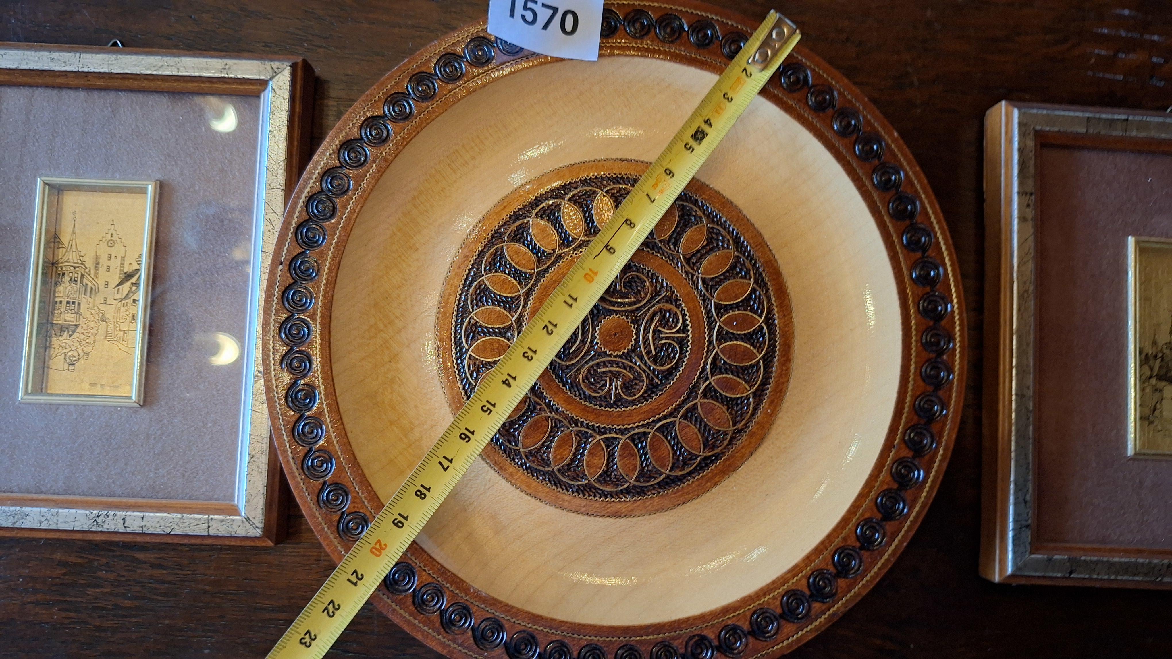 Drievoudige wanddecoratieset bestaande uit een rond wandbord en twee ingelijste prenten – foto 3 – kavel bij Goeiendeal, Houthalen-Helchteren
