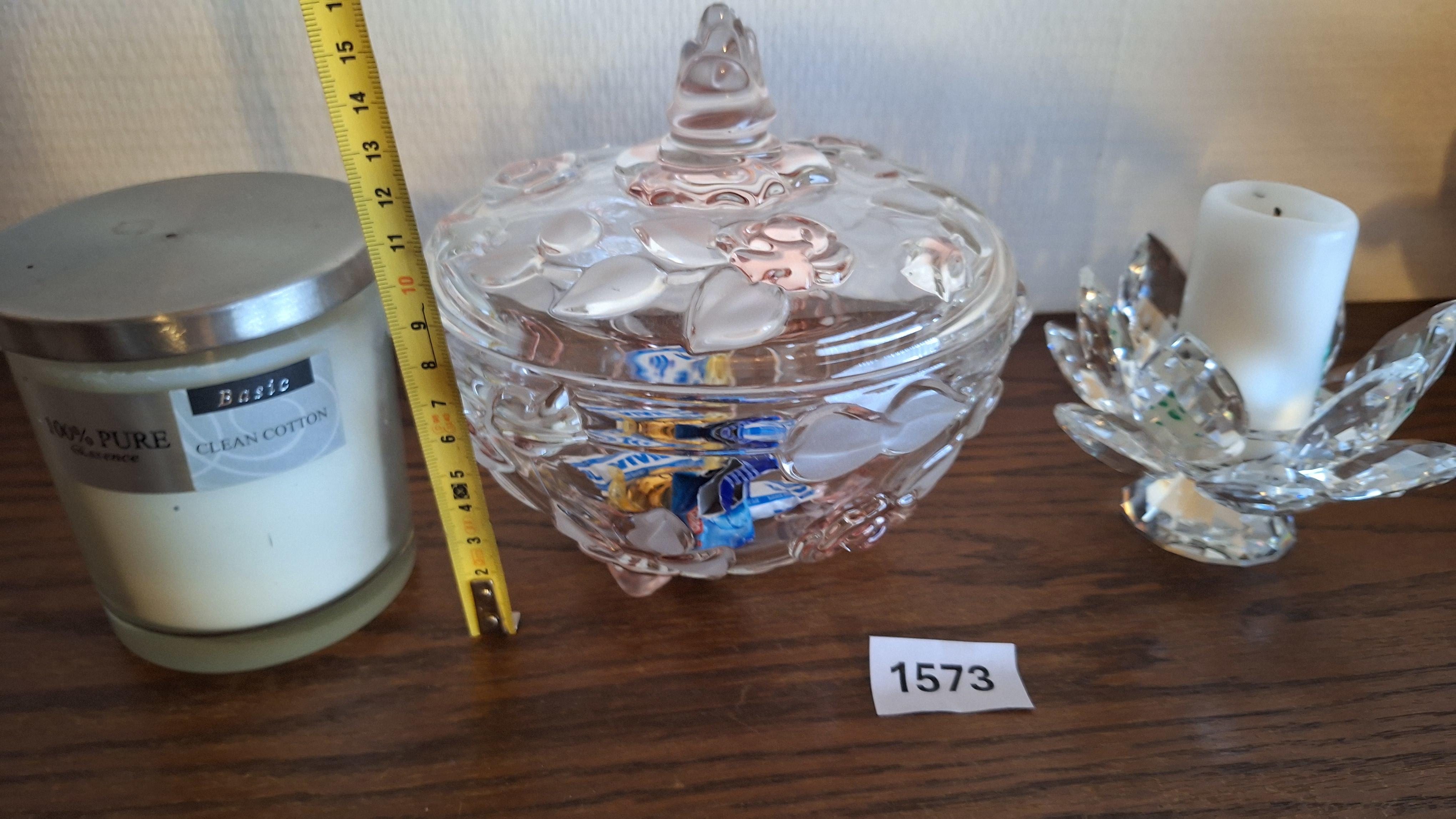Set van 3 tafeldecoraties bestaande uit een geurkaars, een glazen bonbonnière en een kaarsenhouder in lotusvorm – foto 2 – kavel bij Goeiendeal, Houthalen-Helchteren