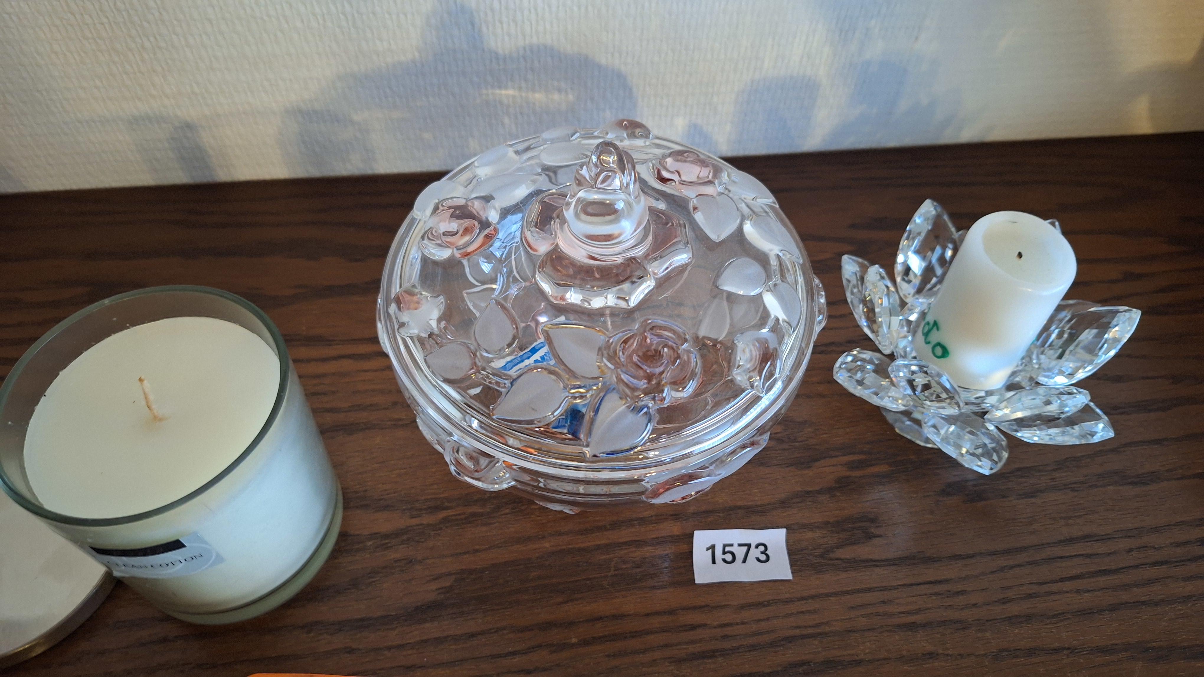 Set van 3 tafeldecoraties bestaande uit een geurkaars, een glazen bonbonnière en een kaarsenhouder in lotusvorm – foto 3 – kavel bij Goeiendeal, Houthalen-Helchteren