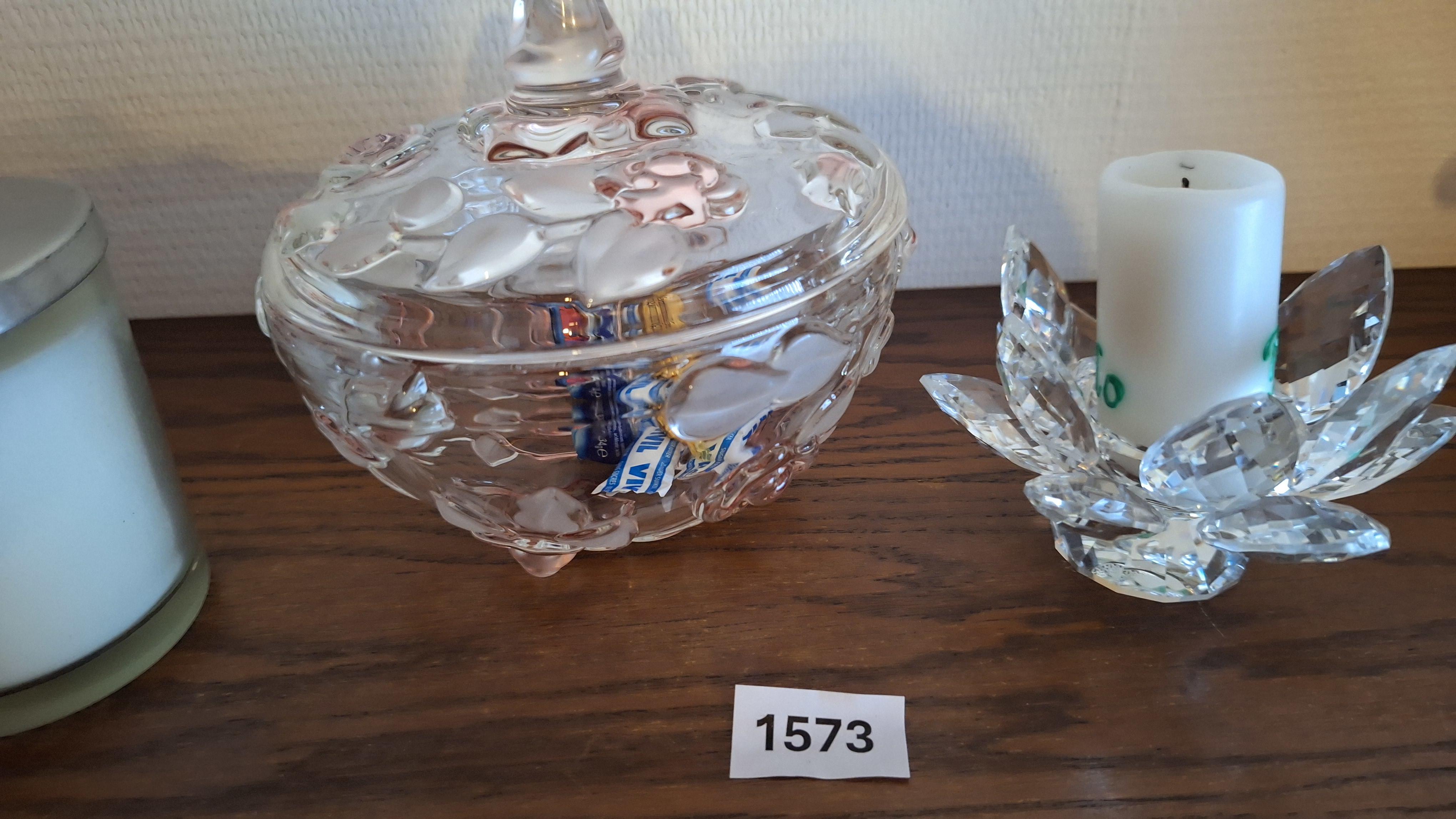 Set van 3 tafeldecoraties bestaande uit een geurkaars, een glazen bonbonnière en een kaarsenhouder in lotusvorm – foto 4 – kavel bij Goeiendeal, Houthalen-Helchteren