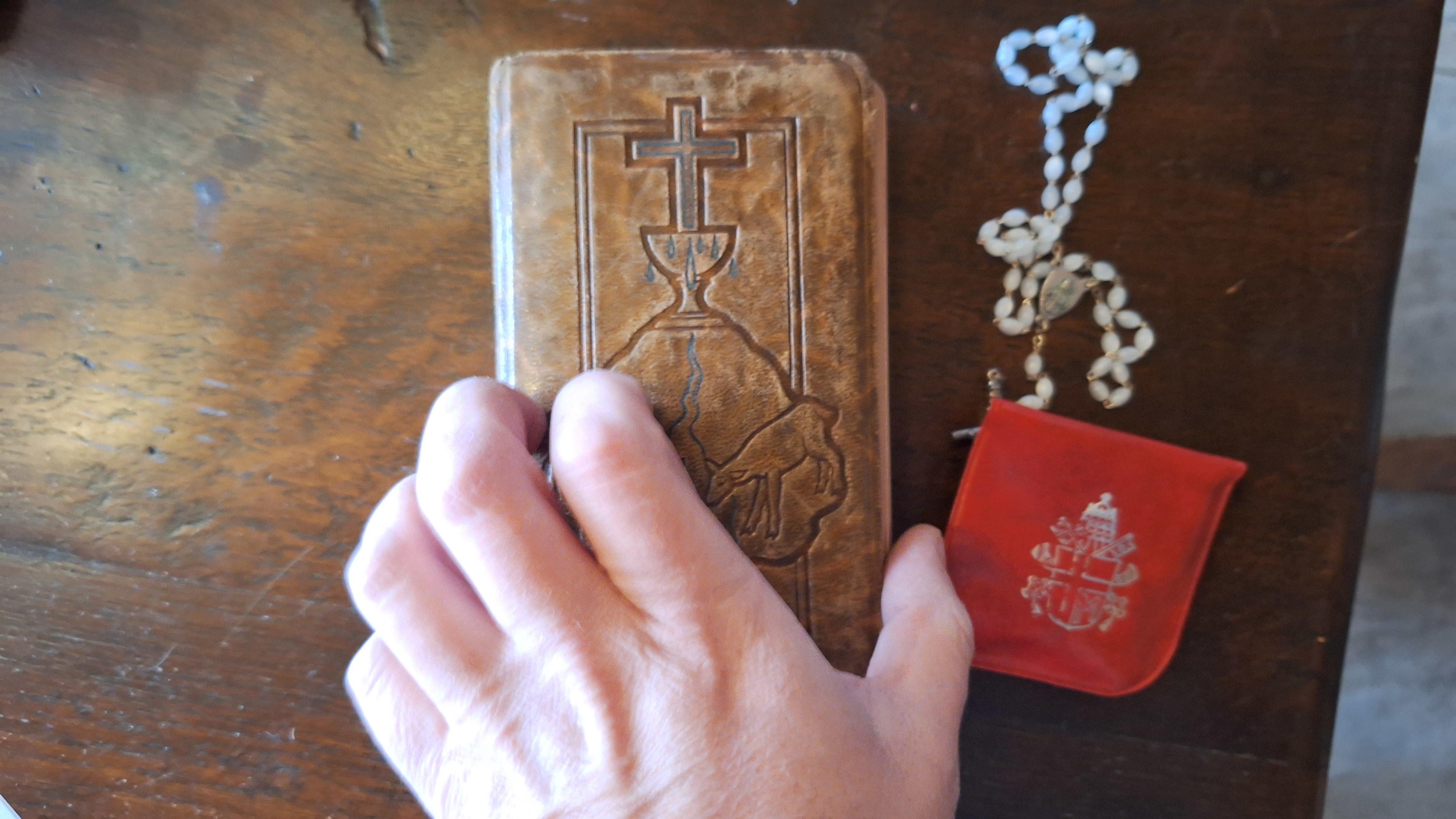 Antiek religieus boekje met een reliëfopdruk op de omslag samen met een rozenkrans – foto 2 – kavel bij Goeiendeal, Houthalen-Helchteren