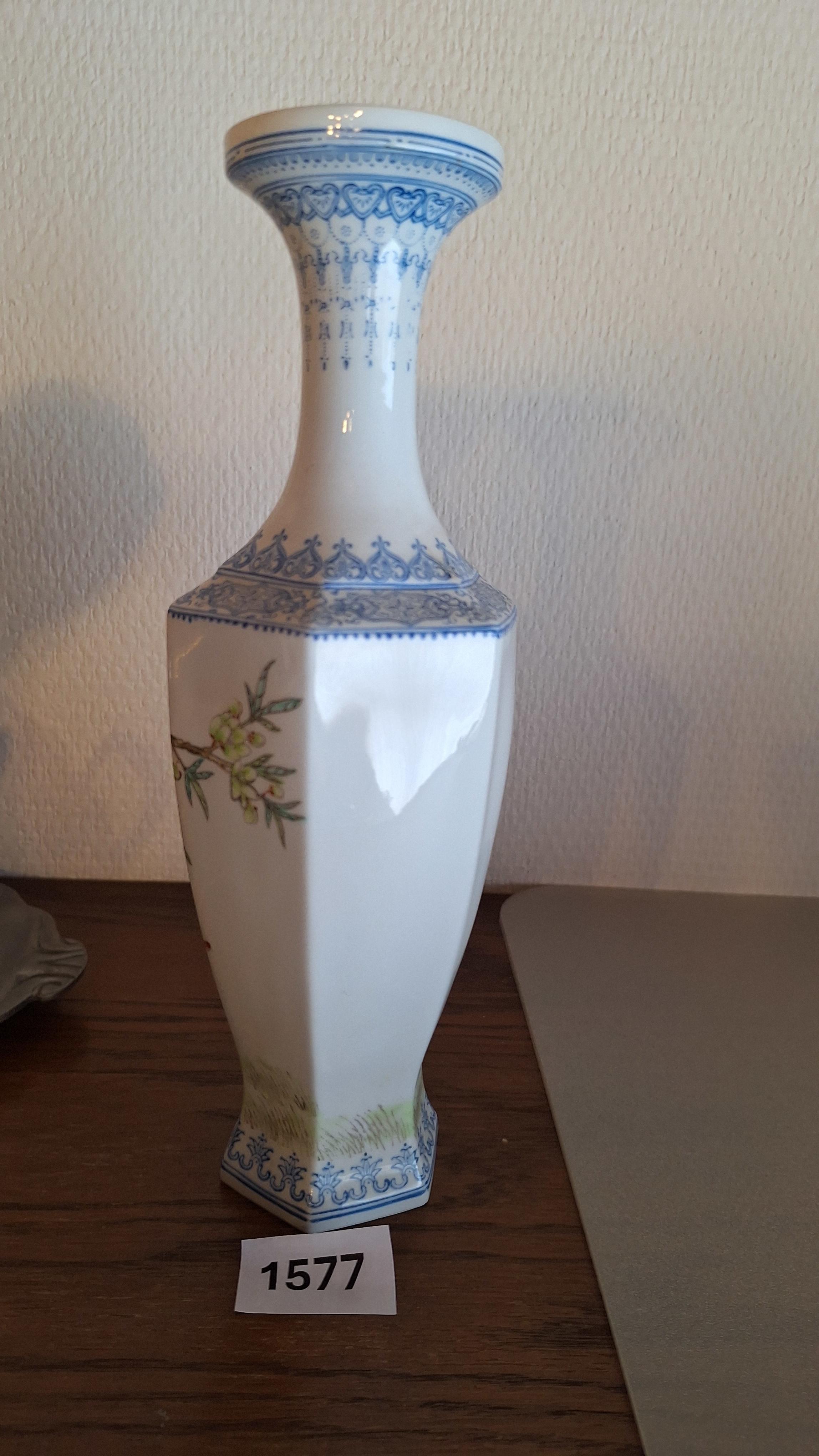 Klassieke vaas met fijne beschildering van bloemen en vogels – foto 2 – kavel bij Goeiendeal, Houthalen-Helchteren