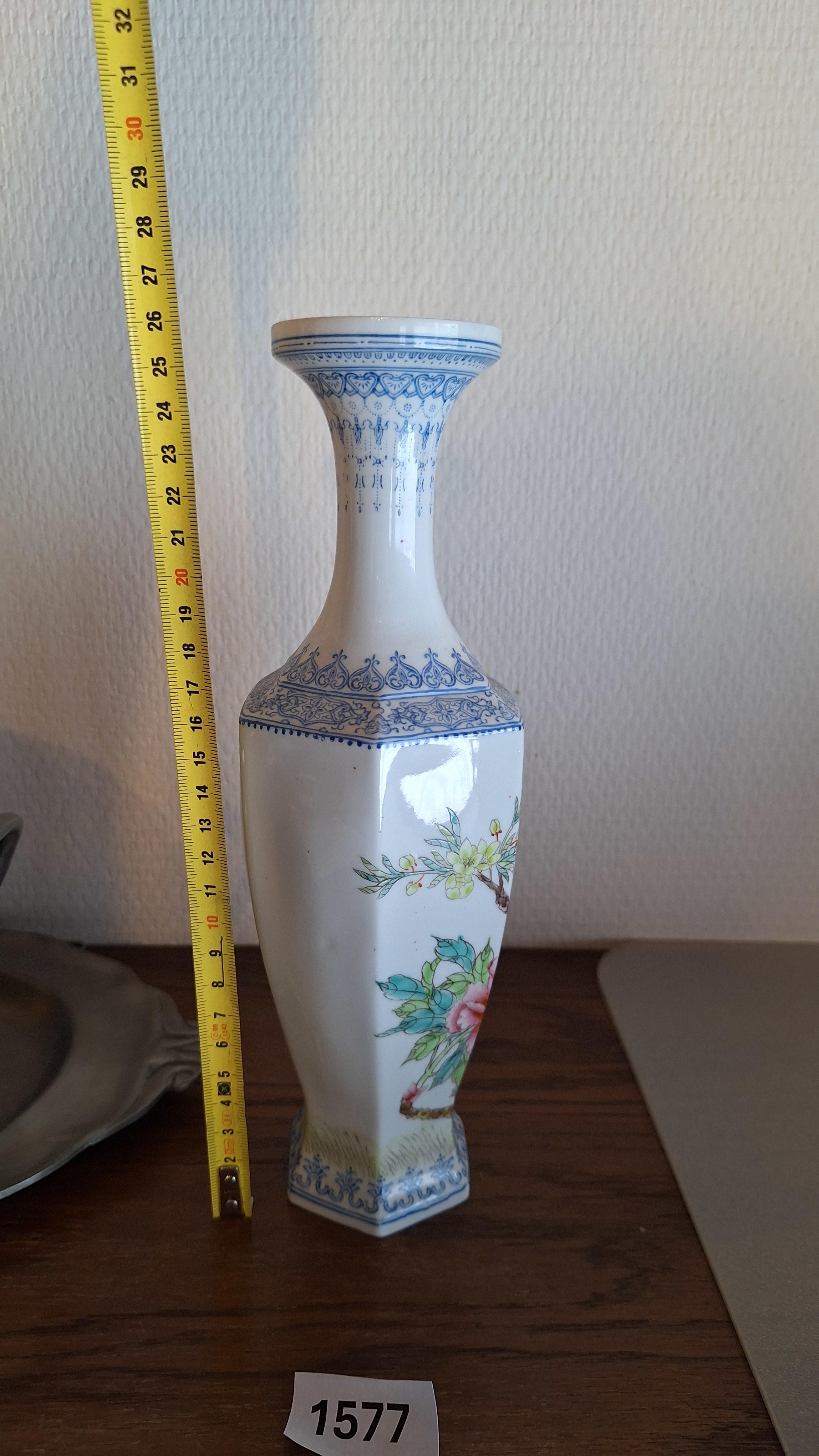 Klassieke vaas met fijne beschildering van bloemen en vogels – foto 5 – kavel bij Goeiendeal, Houthalen-Helchteren