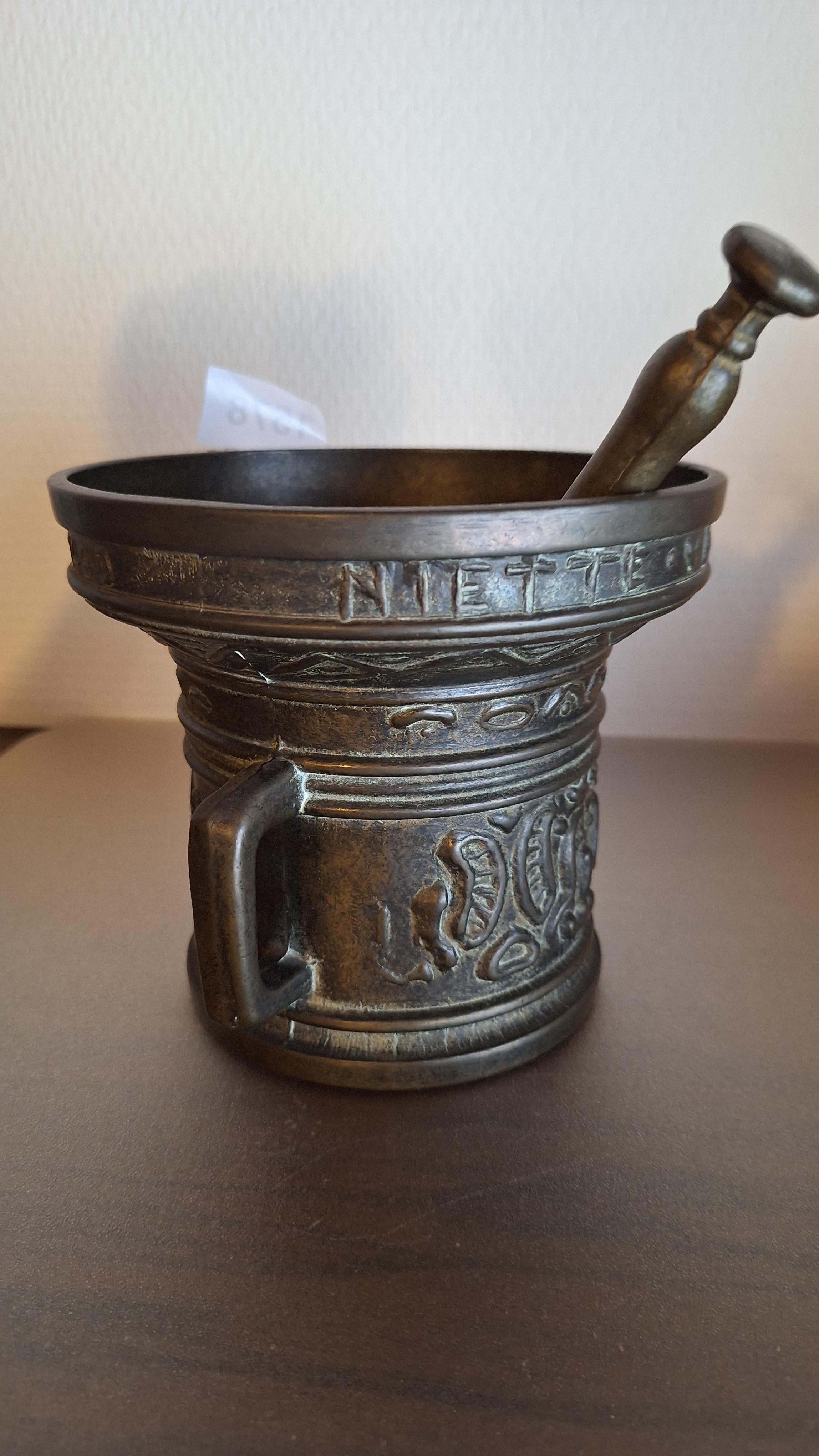 Antieke vijzel met bijbehorende stamper voorzien van reliëfdecoratie en jaartal – foto 2 – kavel bij Goeiendeal, Houthalen-Helchteren
