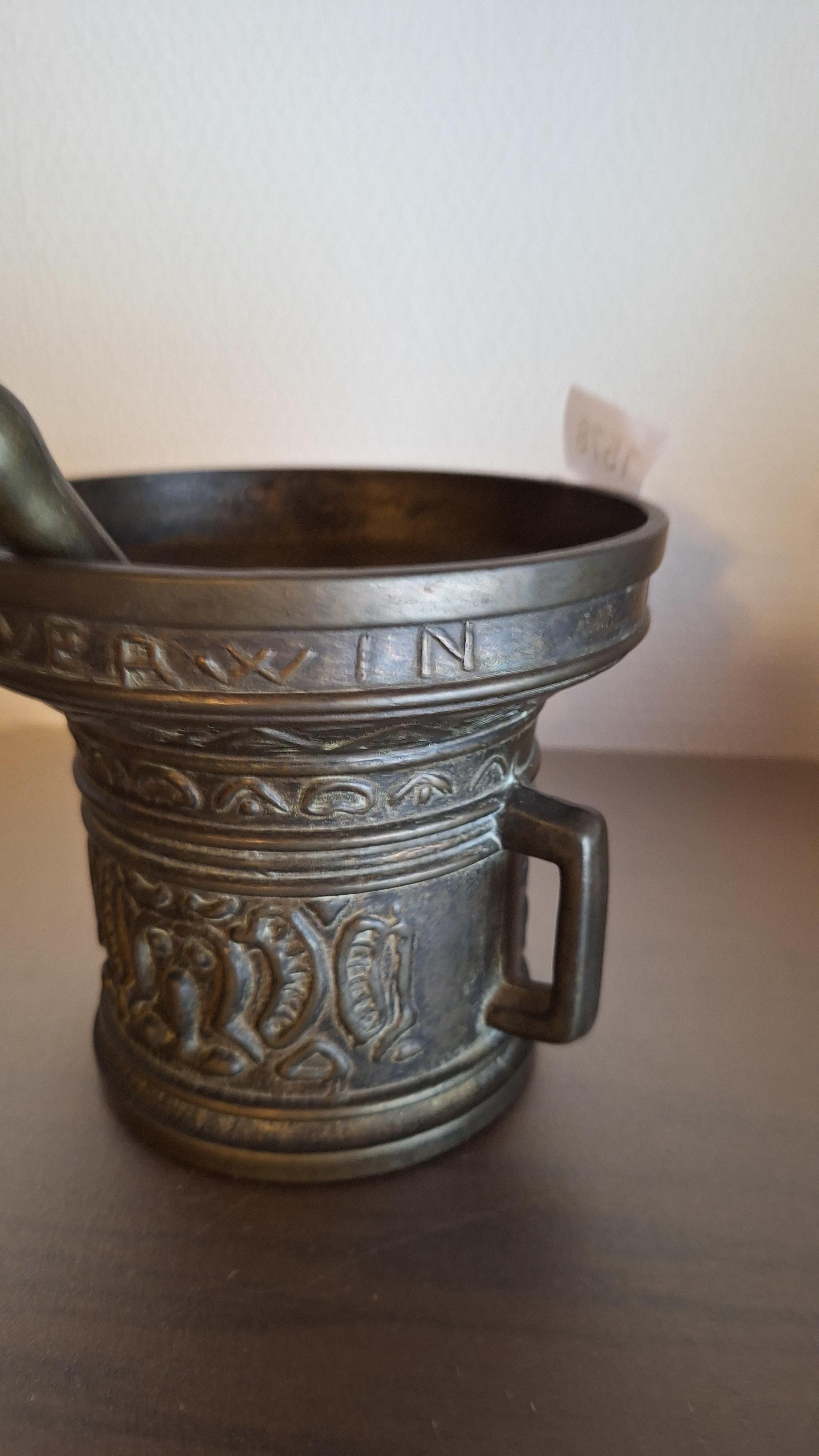 Antieke vijzel met bijbehorende stamper voorzien van reliëfdecoratie en jaartal – foto 3 – kavel bij Goeiendeal, Houthalen-Helchteren