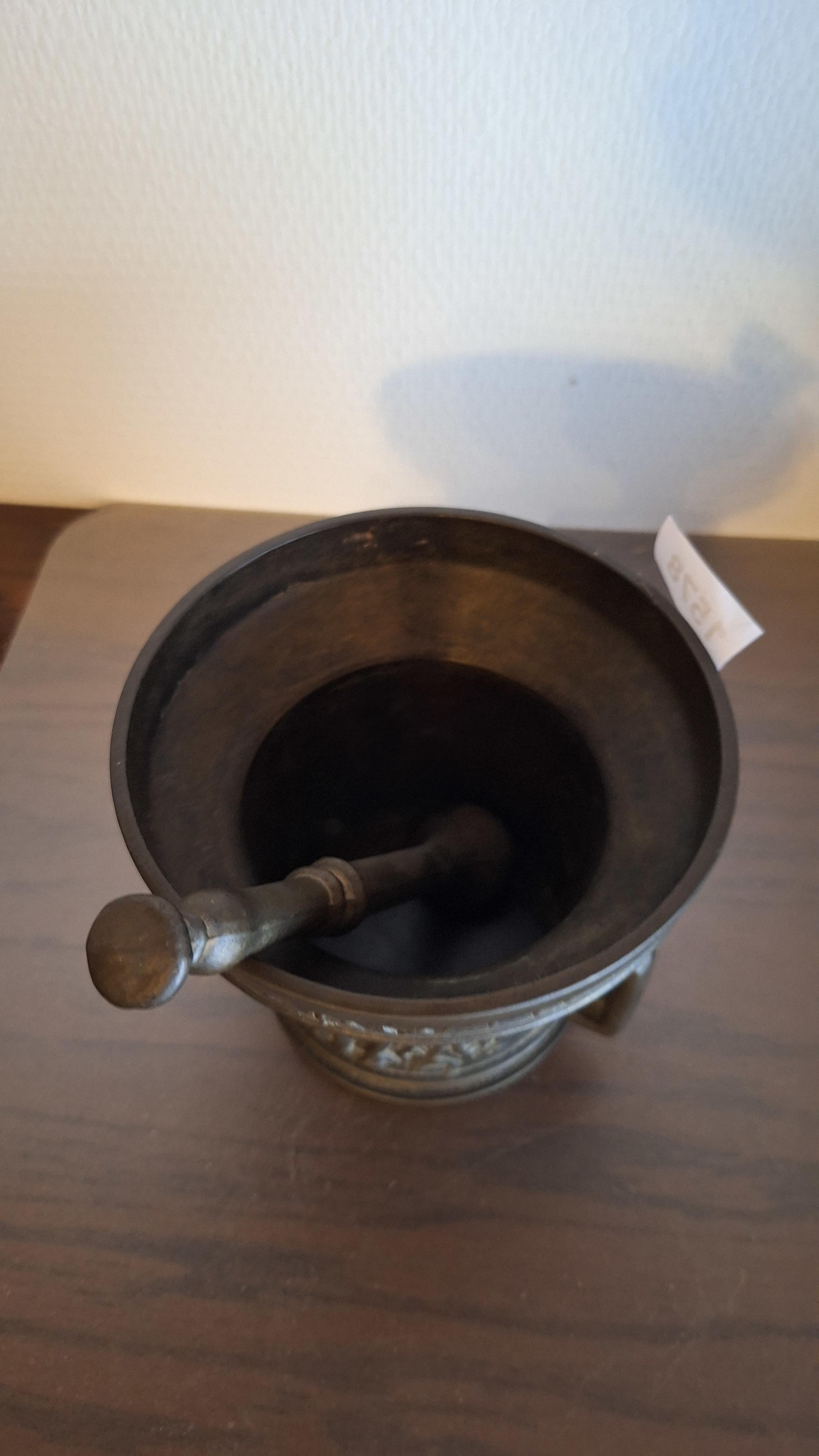Antieke vijzel met bijbehorende stamper voorzien van reliëfdecoratie en jaartal – foto 4 – kavel bij Goeiendeal, Houthalen-Helchteren