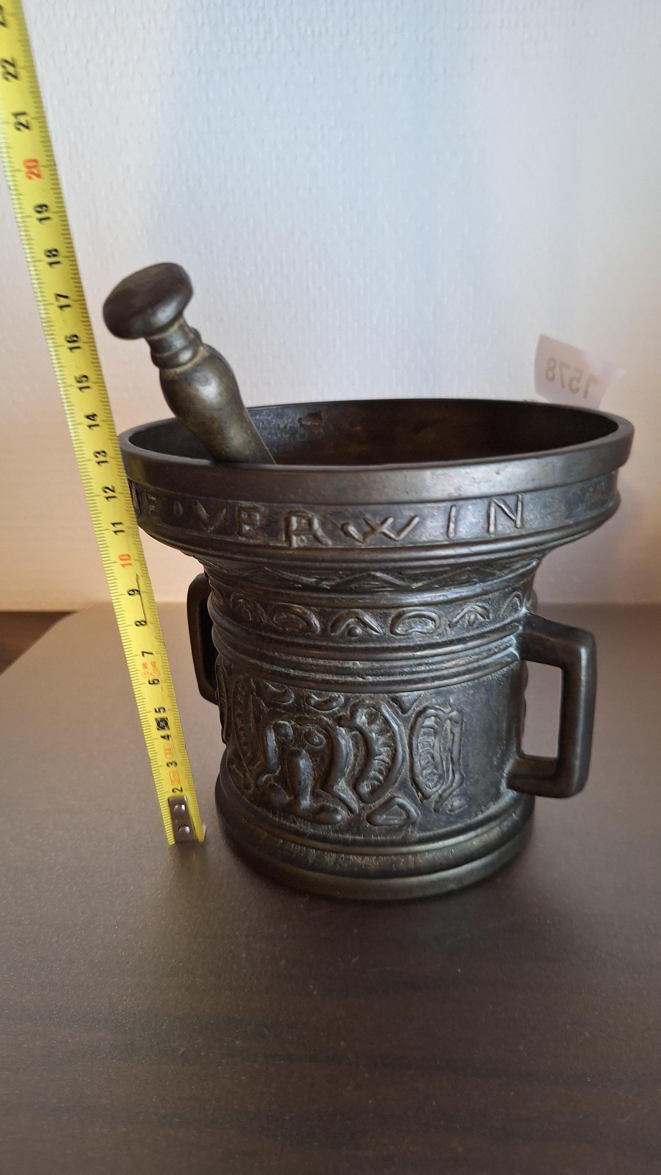 Antieke vijzel met bijbehorende stamper voorzien van reliëfdecoratie en jaartal – foto 5 – kavel bij Goeiendeal, Houthalen-Helchteren