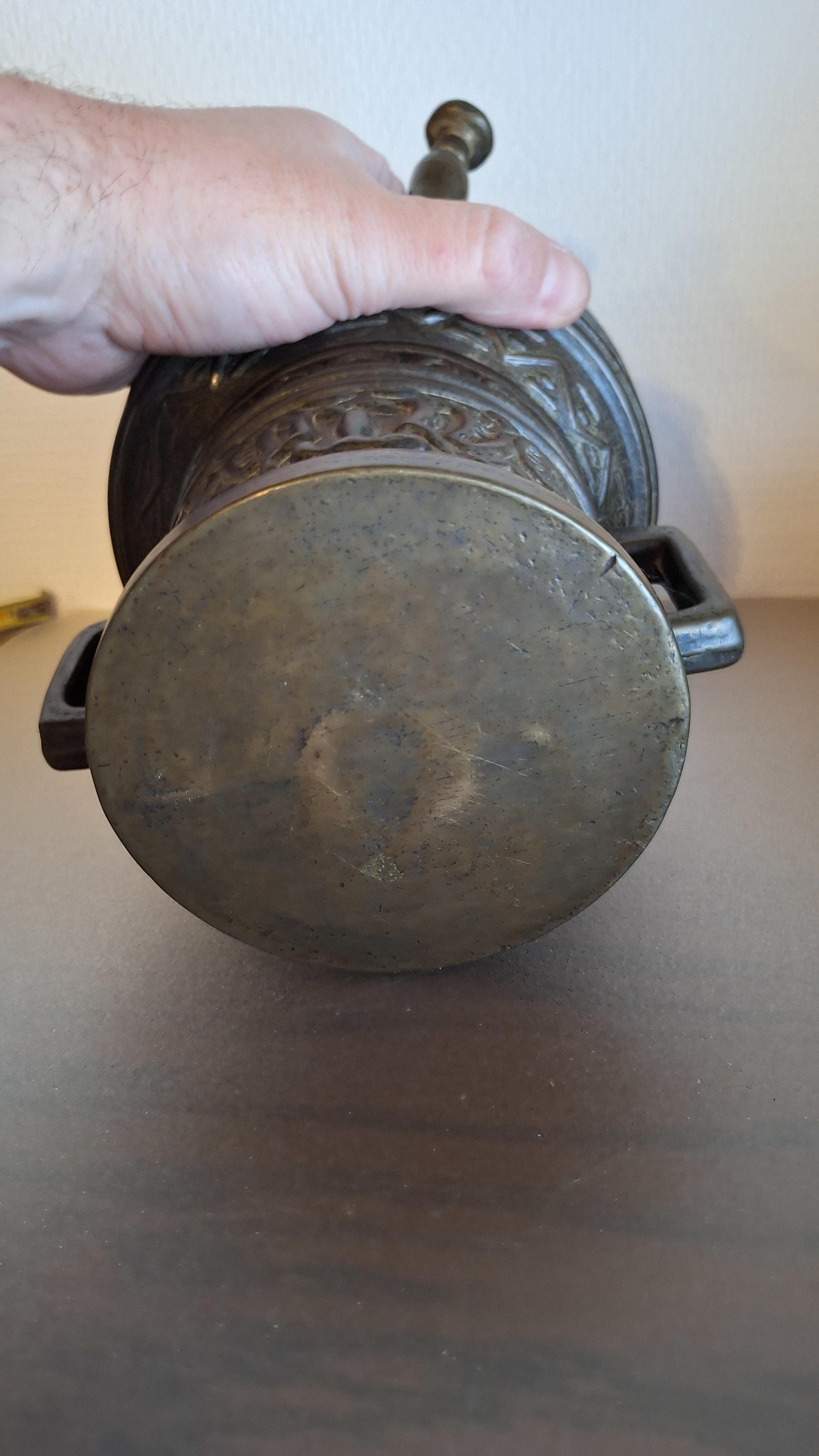 Antieke vijzel met bijbehorende stamper voorzien van reliëfdecoratie en jaartal – foto 6 – kavel bij Goeiendeal, Houthalen-Helchteren