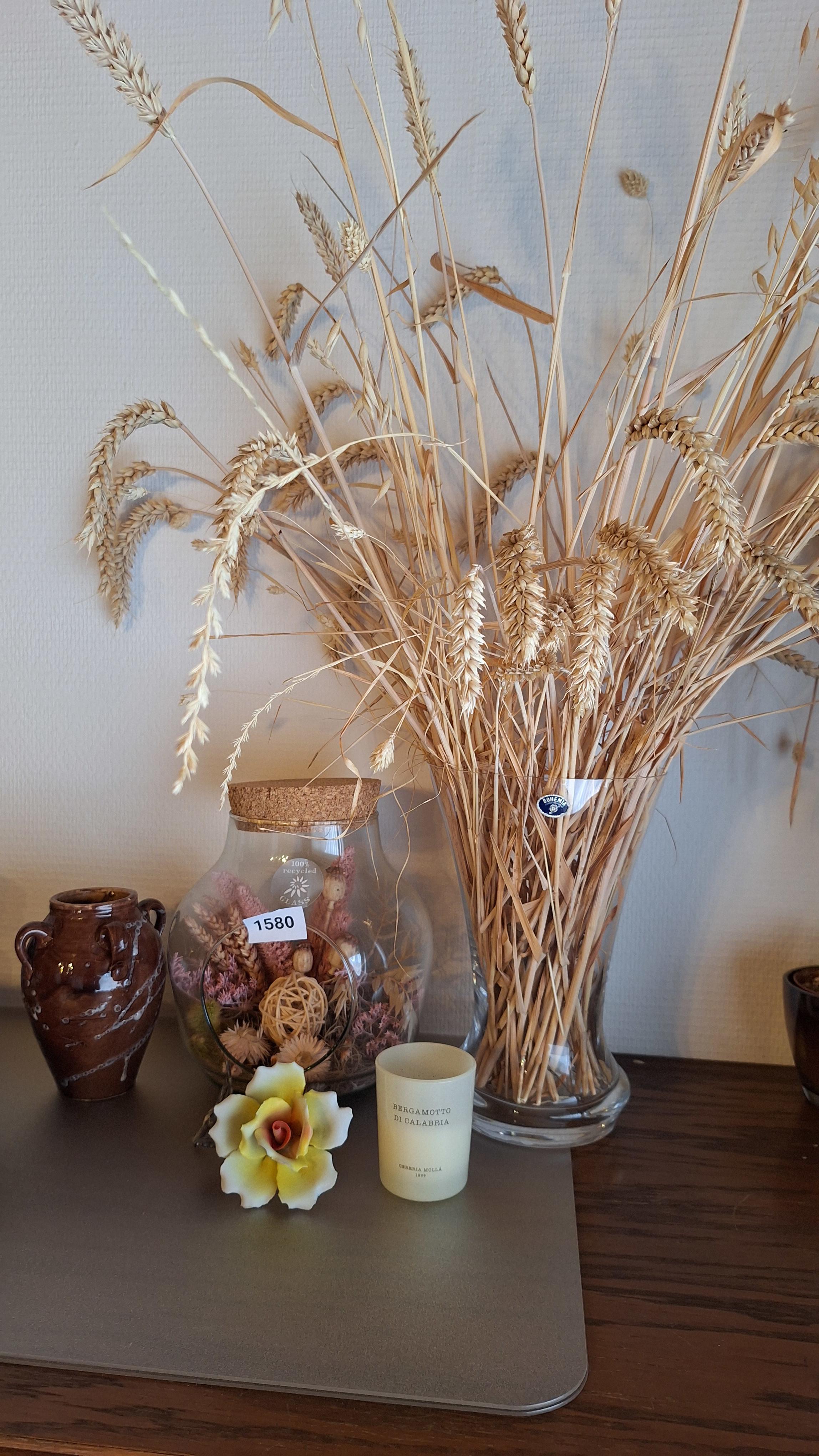 Decoratieve set bestaande uit een glazen vaas met gedroogde korenaren, een gevulde weckpot, een kleine kruik en een geurkaars – kavel bij Goeiendeal, Houthalen-Helchteren