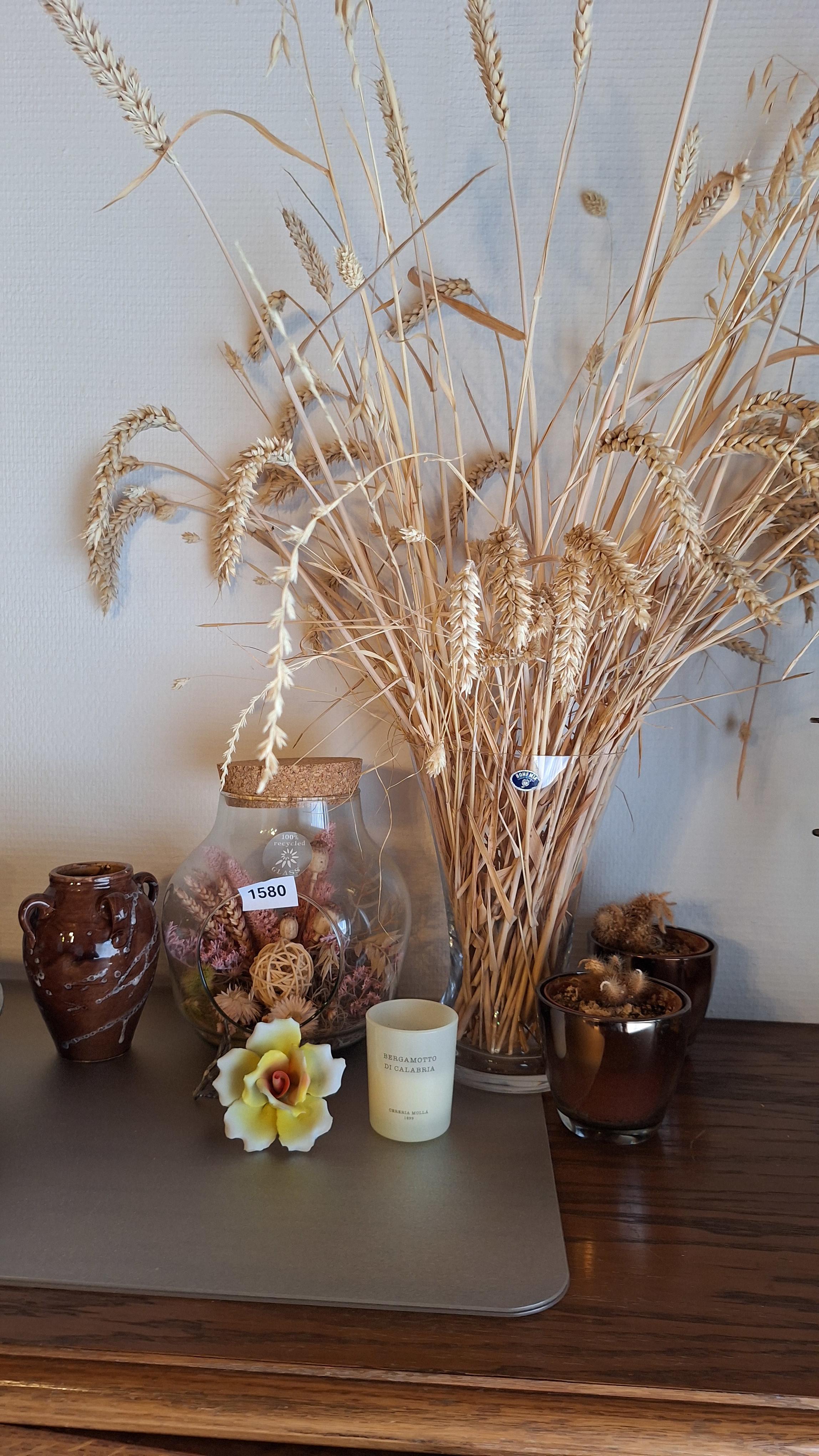 Decoratieve set bestaande uit een glazen vaas met gedroogde korenaren, een gevulde weckpot, een kleine kruik en een geurkaars – foto 5 – kavel bij Goeiendeal, Houthalen-Helchteren