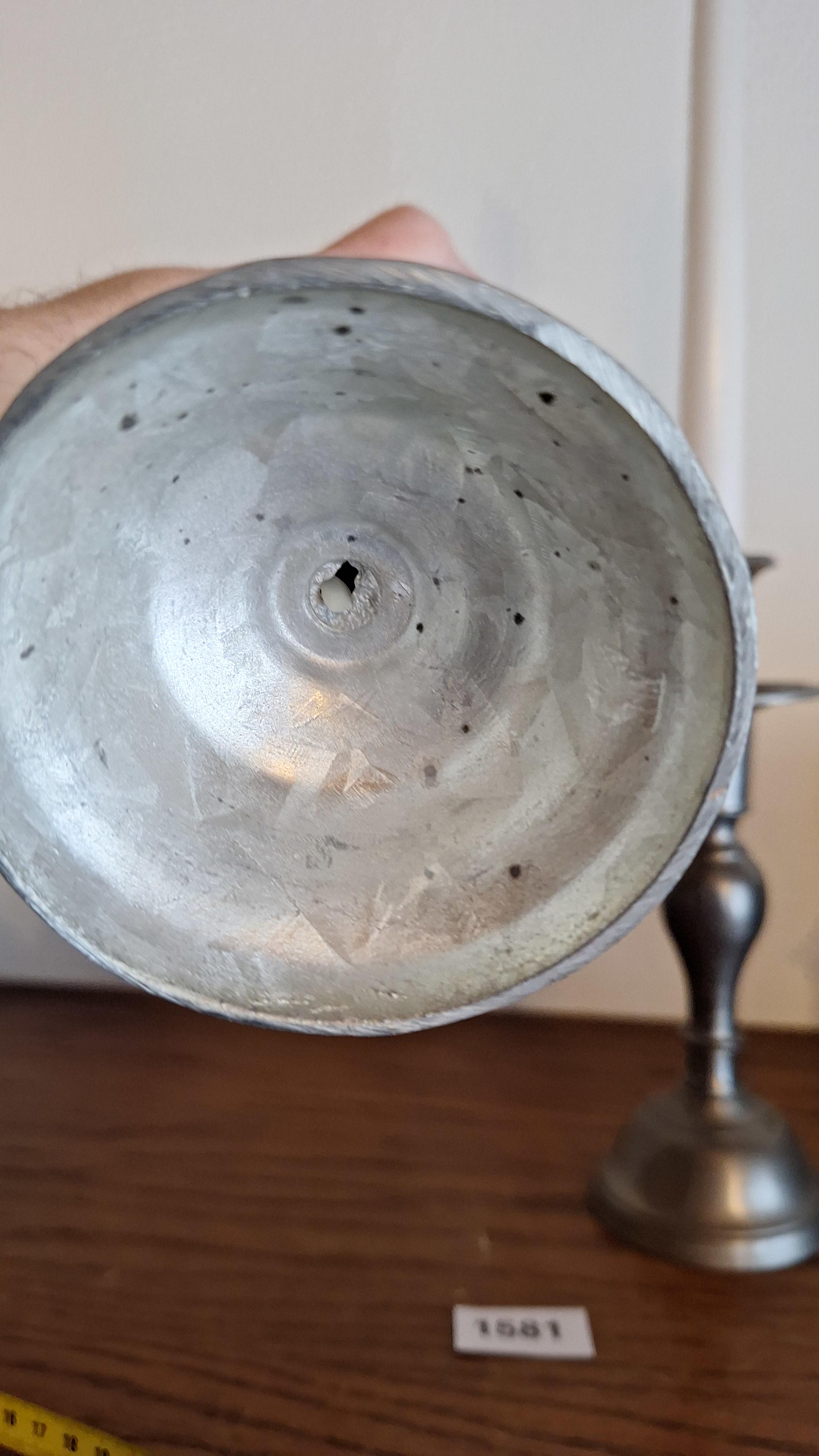 Paar klassieke kandelaars inclusief twee witte dinerkaarsen – foto 3 – kavel bij Goeiendeal, Houthalen-Helchteren