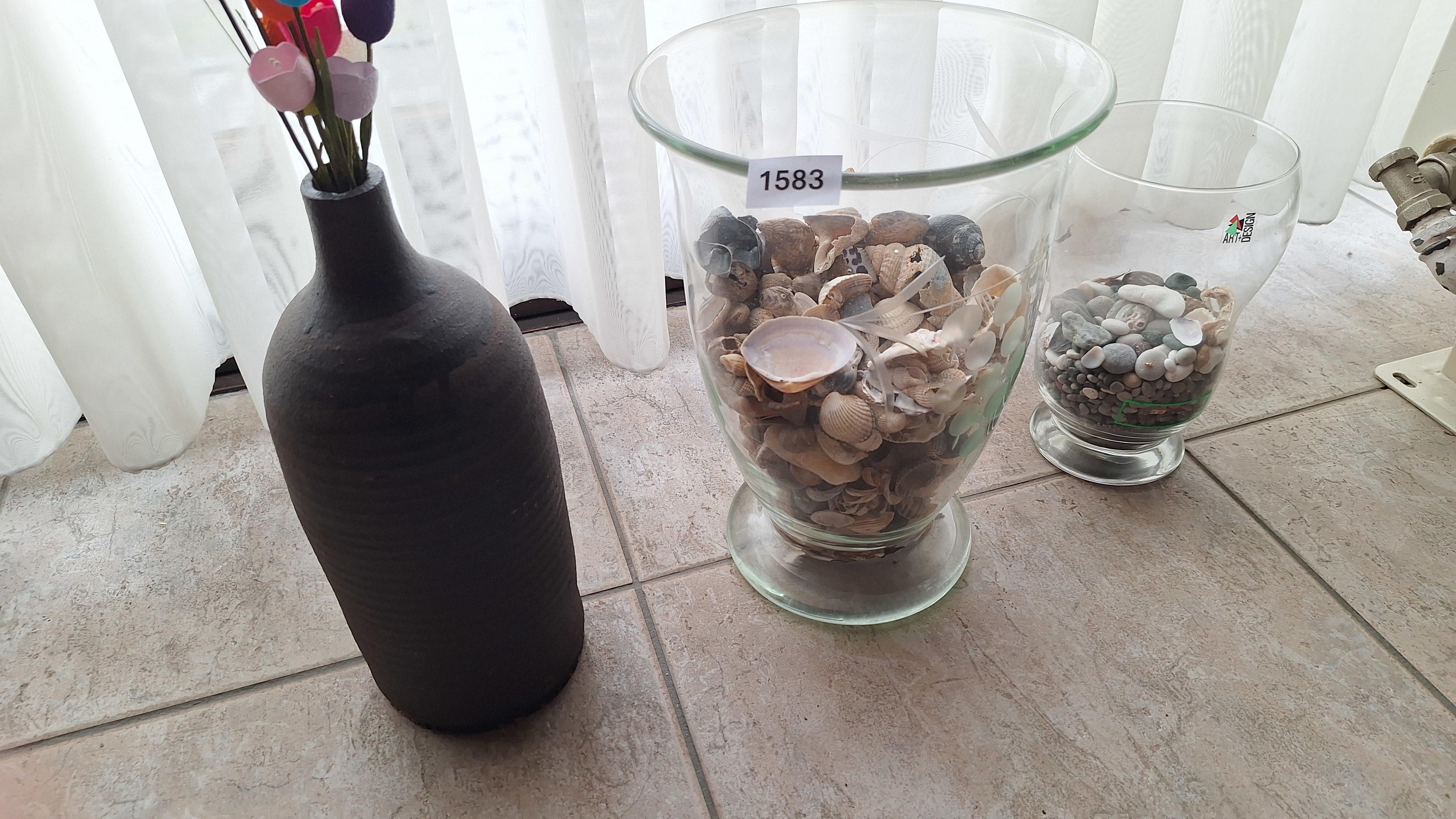 Set van 3 vazen waaronder twee glazen vazen gevuld met schelpen en steentjes, en een donkere vaas met decoratieve bloemen – kavel bij Goeiendeal, Houthalen-Helchteren