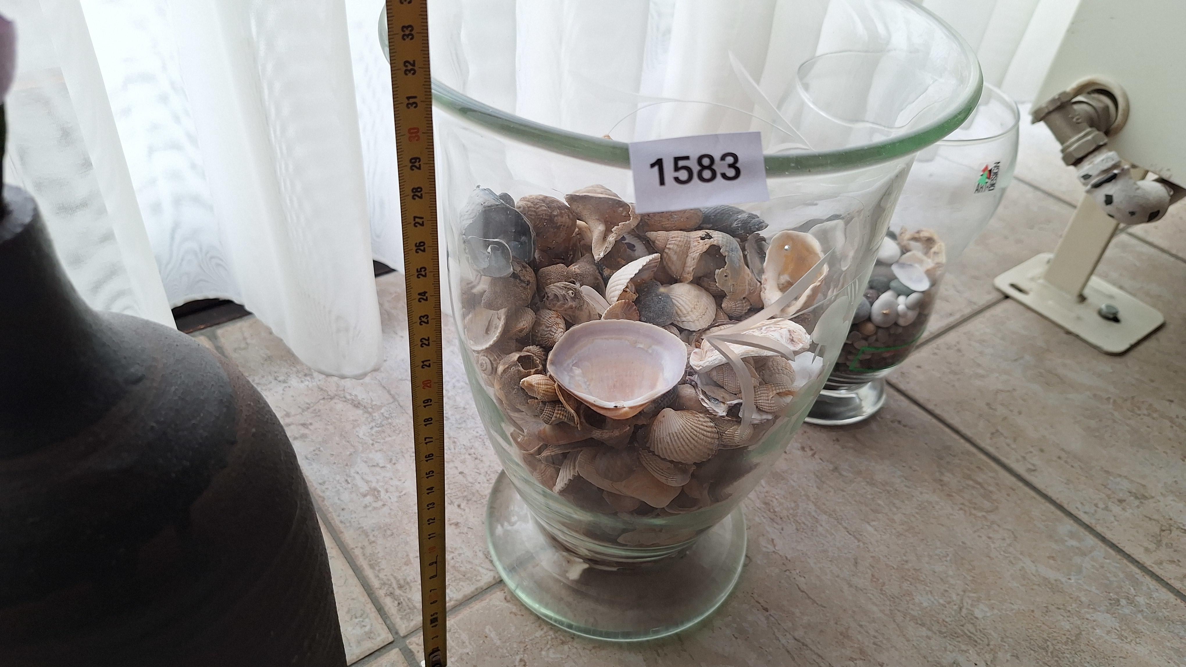 Set van 3 vazen waaronder twee glazen vazen gevuld met schelpen en steentjes, en een donkere vaas met decoratieve bloemen – foto 2 – kavel bij Goeiendeal, Houthalen-Helchteren