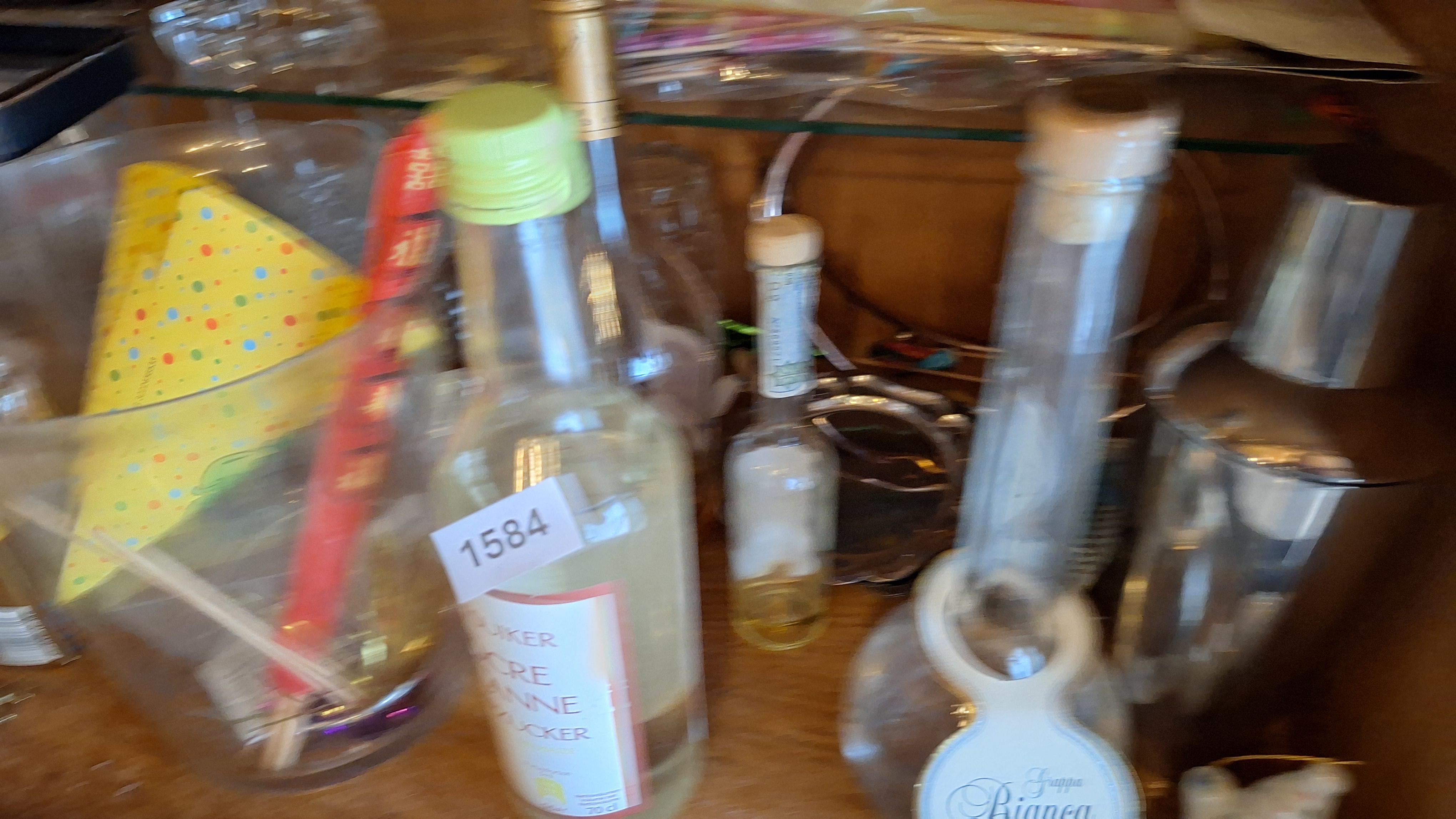 Inhoud van een barkast met onder andere flessen drank (waaronder Grappa Bianca), een cocktailshaker, een isemmer en diverse glazen – foto 2 – kavel bij Goeiendeal, Houthalen-Helcht