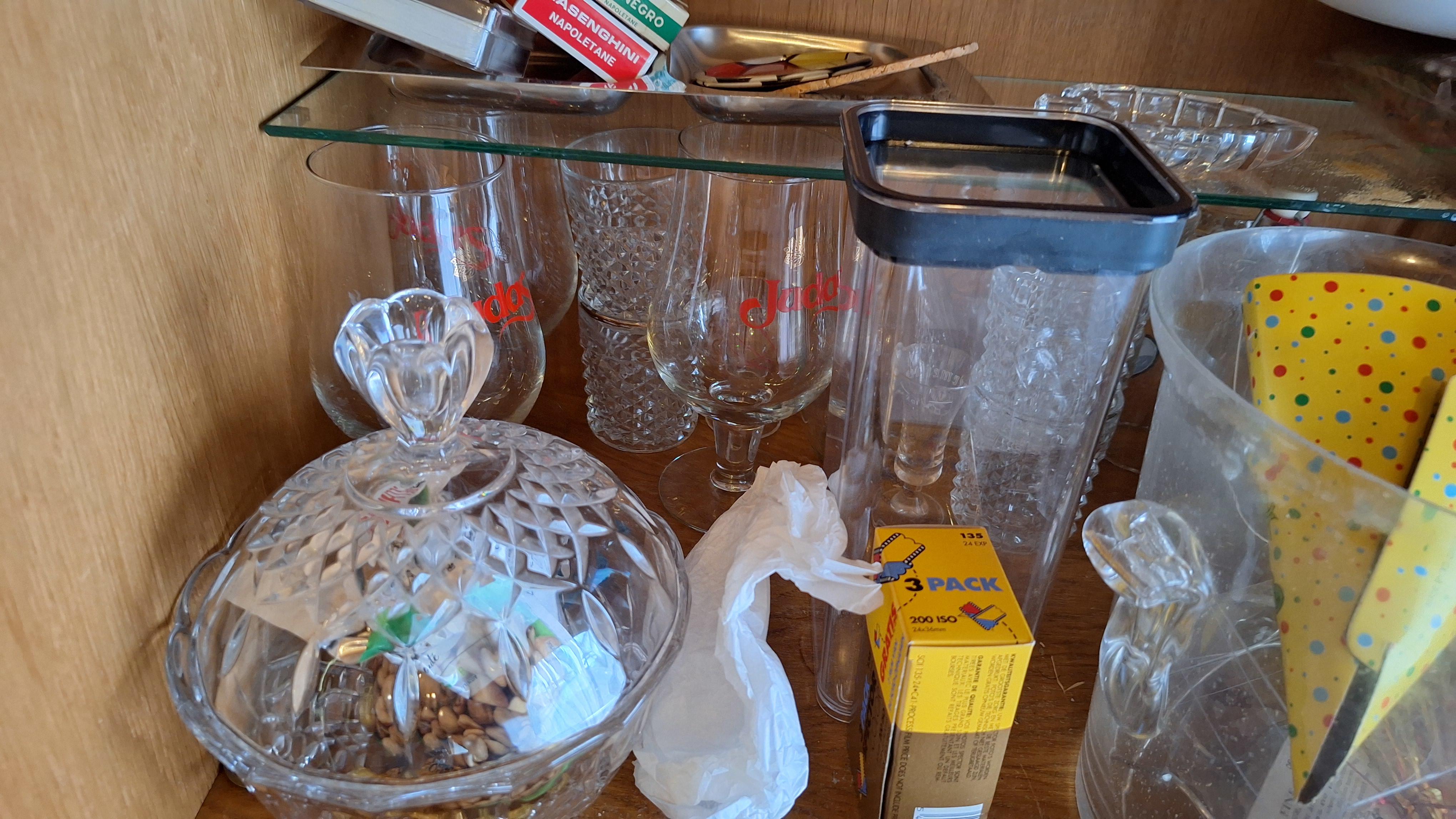 Inhoud van een barkast met onder andere flessen drank (waaronder Grappa Bianca), een cocktailshaker, een isemmer en diverse glazen – foto 3 – kavel bij Goeiendeal, Houthalen-Helcht