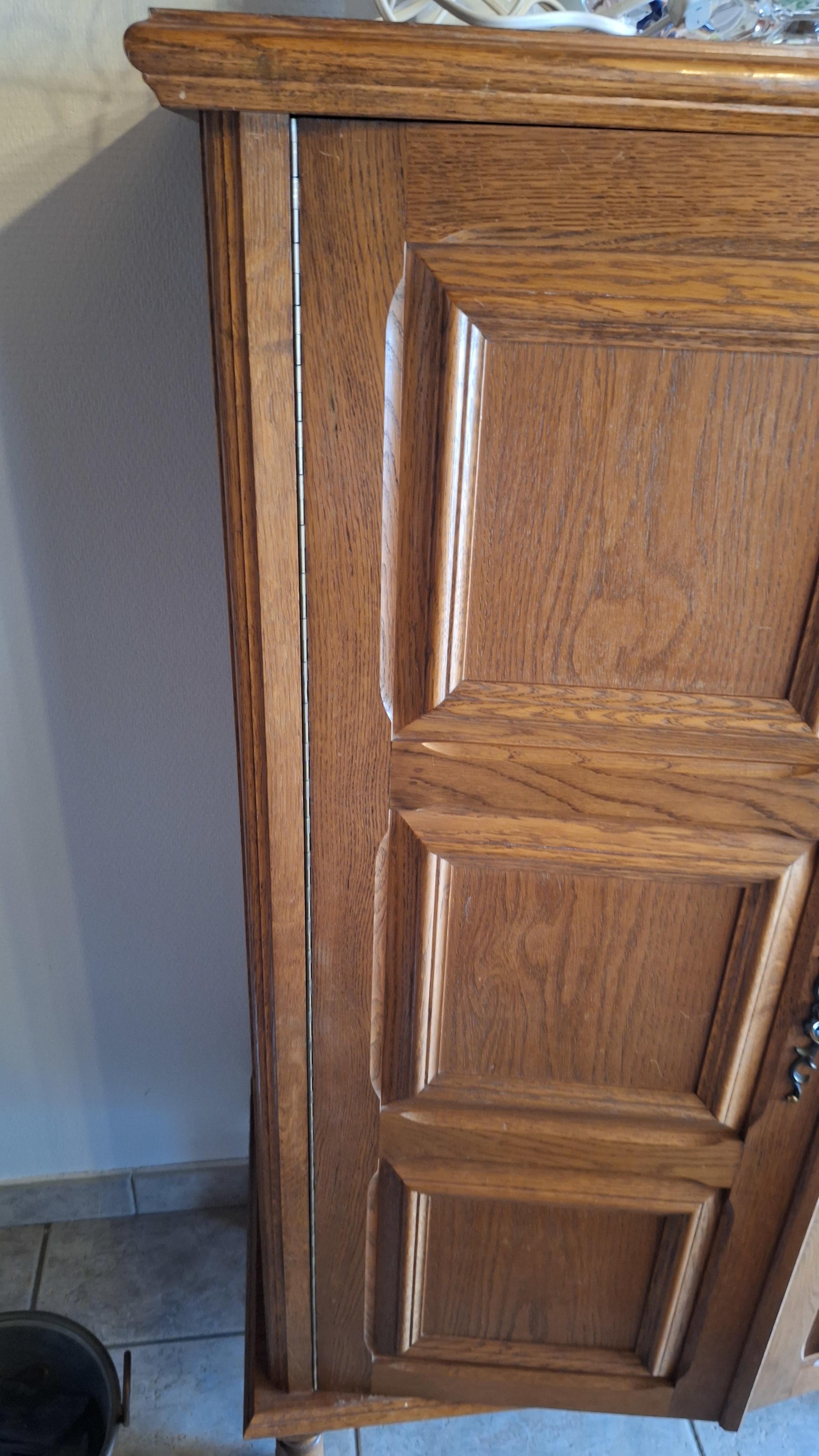 Klassiek eikenhouten dressoir met klapdeur en diverse laden – foto 3 – kavel bij Goeiendeal, Houthalen-Helchteren