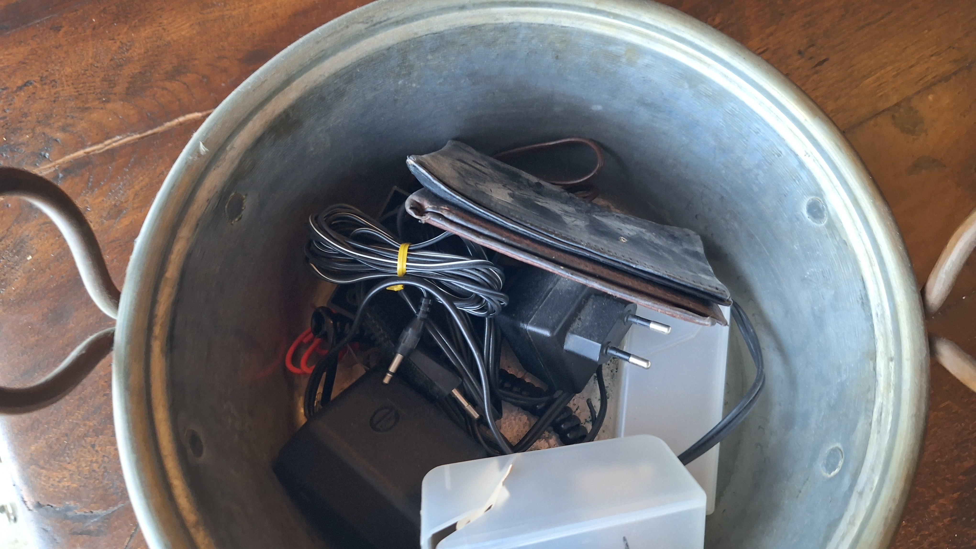 Ronde opvangbak met twee handvatten gevuld met diverse adapters en kabels – foto 2 – kavel bij Goeiendeal, Houthalen-Helchteren